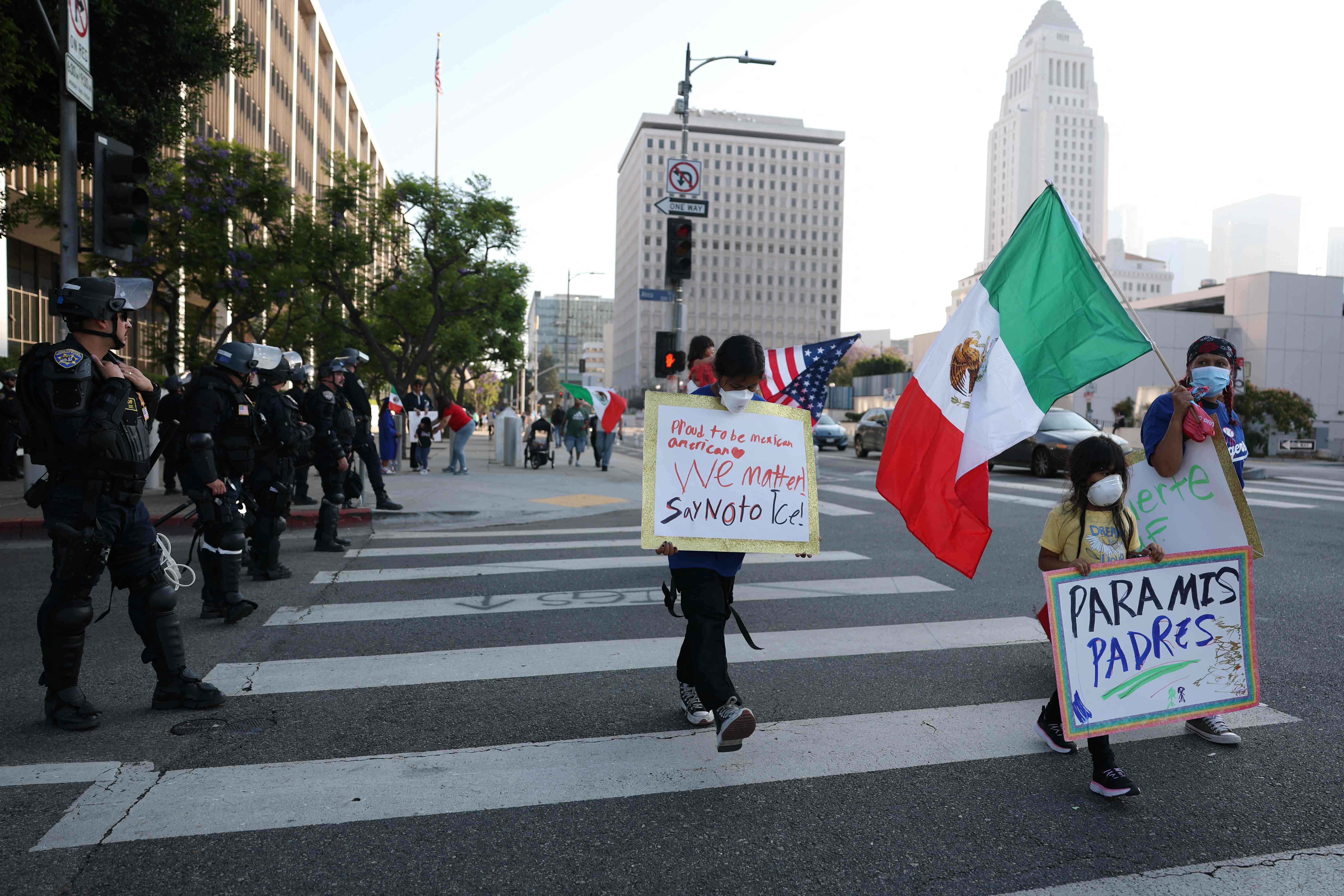 Migrantes se han reunido para manifestar contra las redadas masivas y políticas migratorias implementadas por Donald Trump. (Foto Prensa Libre: AFP)