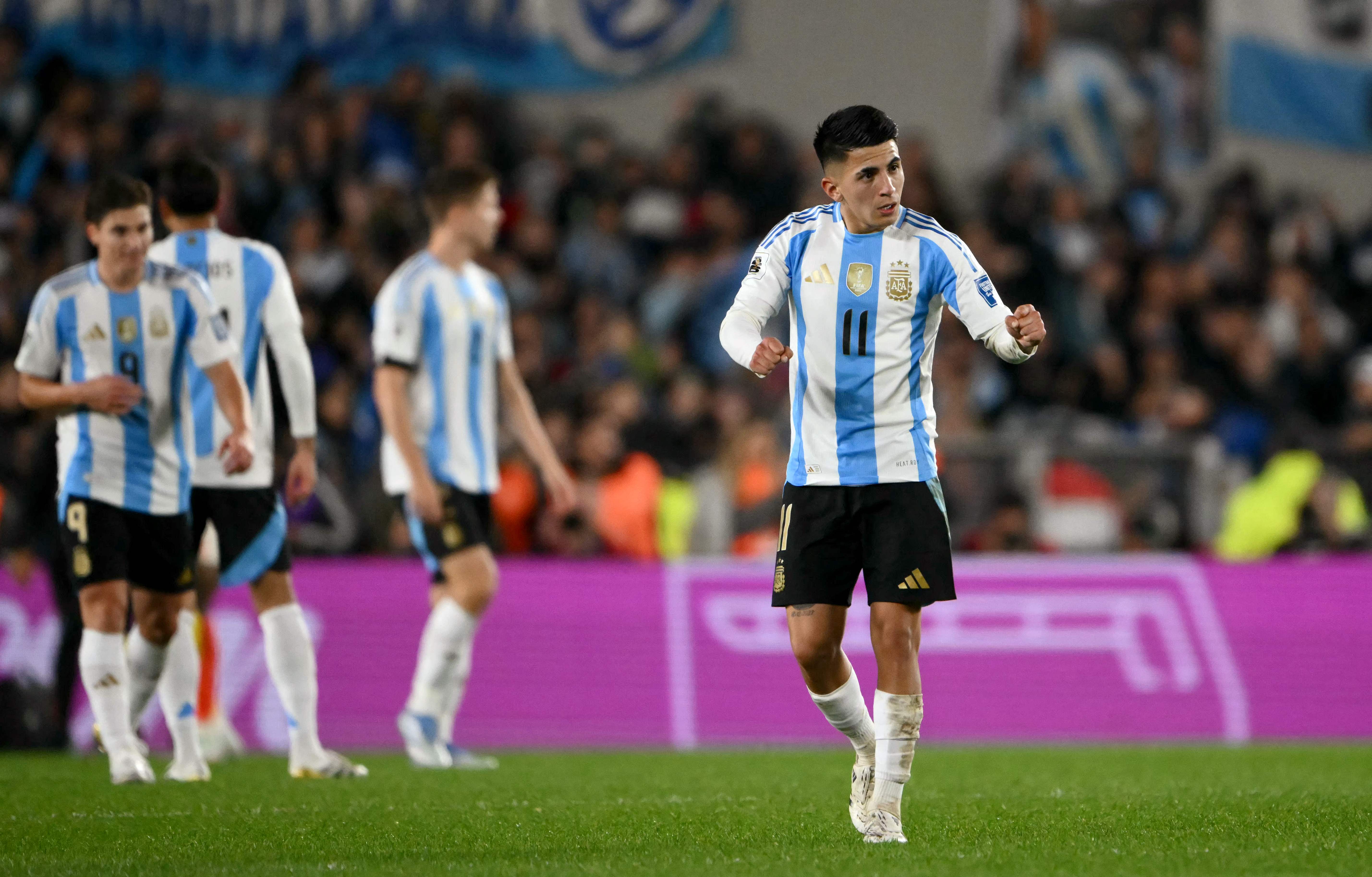 Thiago Almada celebra el gol de Argentina.