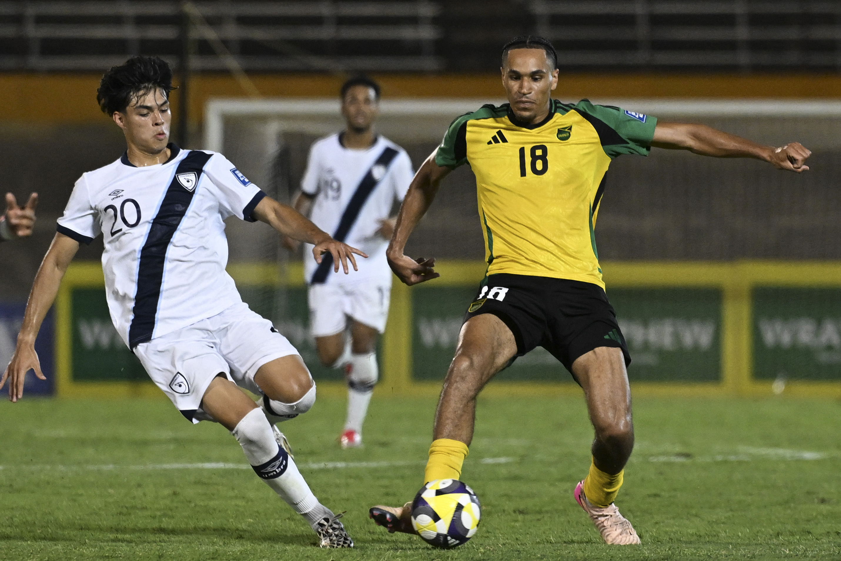 Olger Escobar frente a Jon Russell de Jamaica.