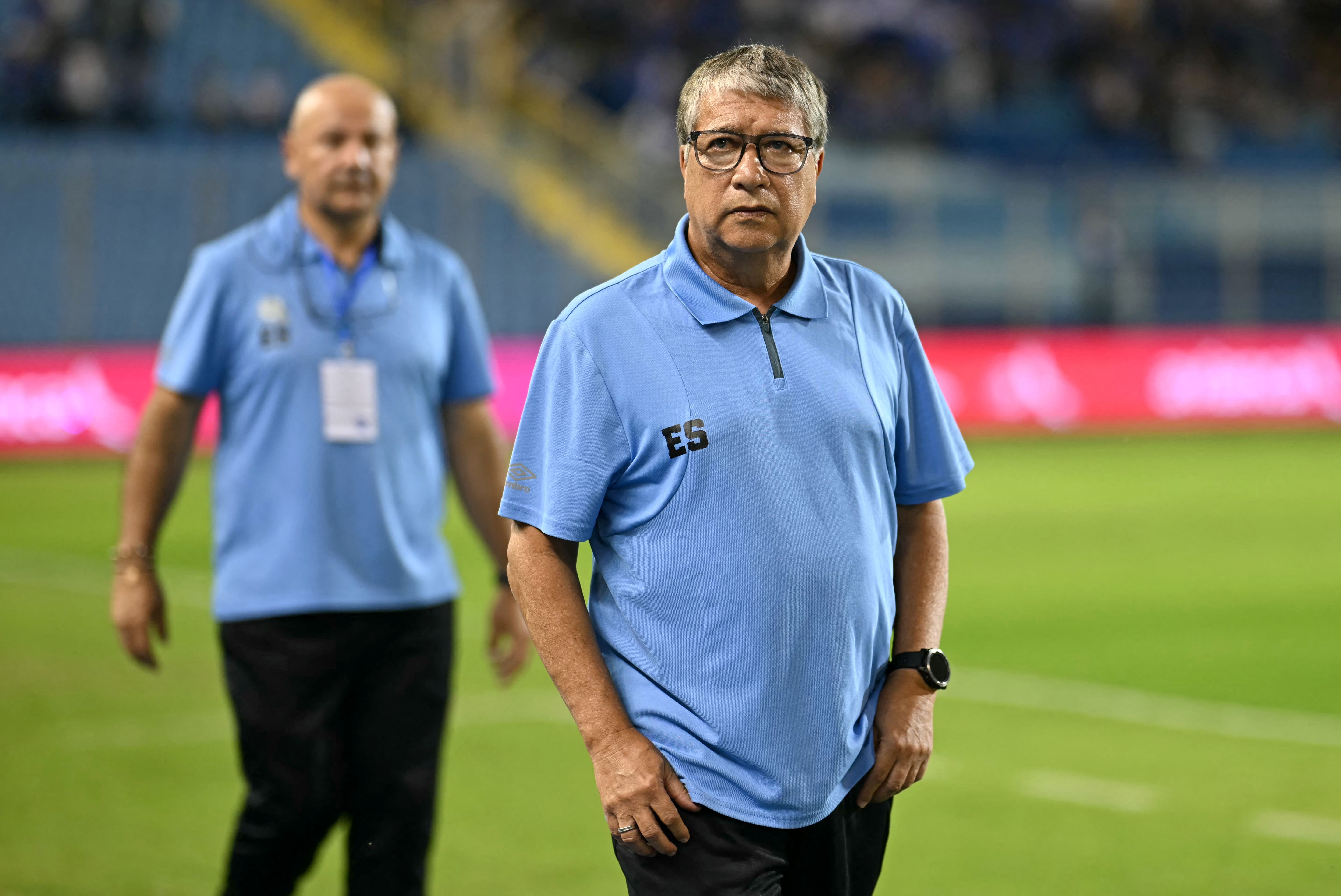 El entrenador colombiano de El Salvador, Hernán Darío Gómez, observa a su equipo durante un partido.