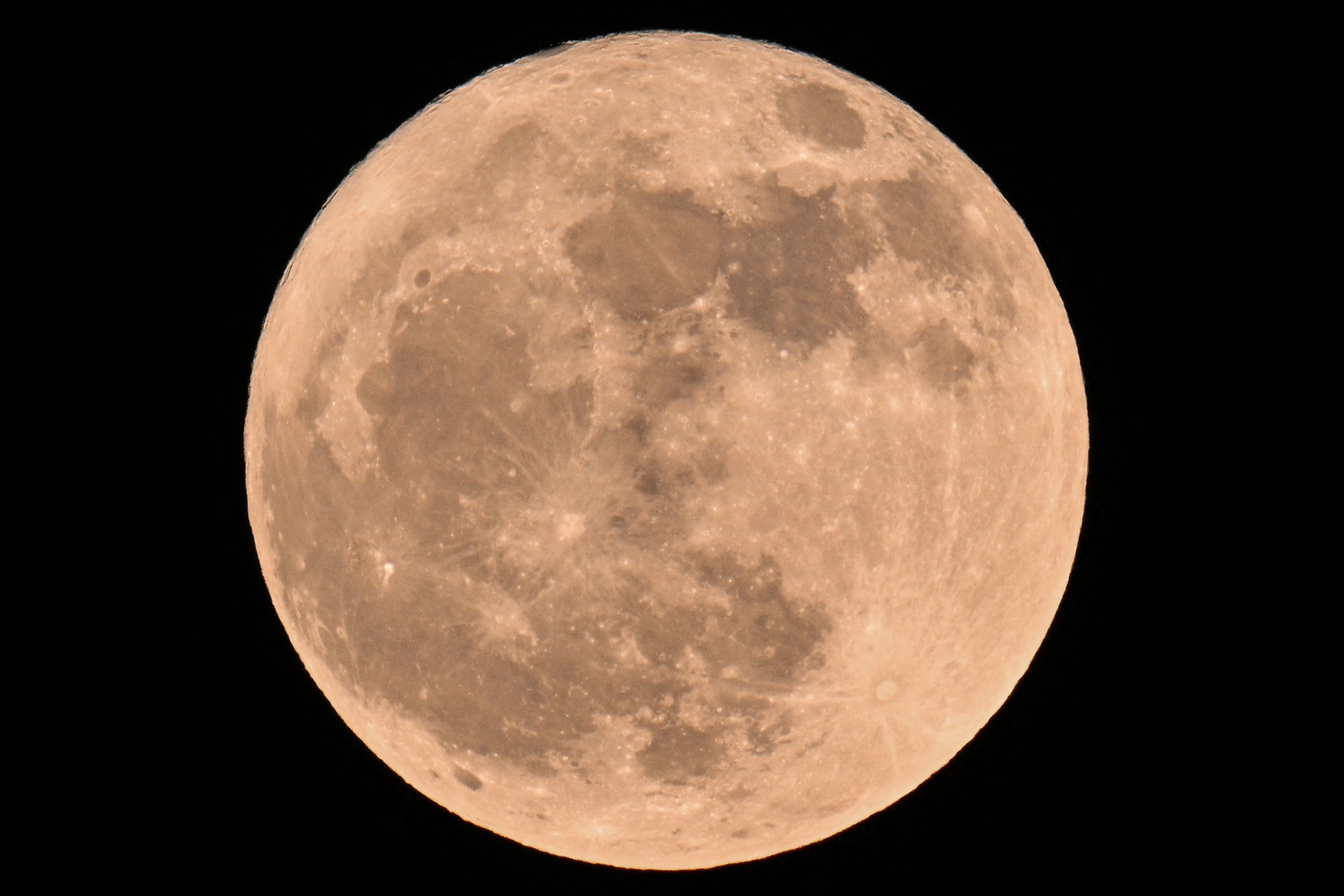 La Luna llena se ha relacionado con el cambio en mareas, ¿podría afectar posibles temblores? (Foto Prensa Libre: AFP)
