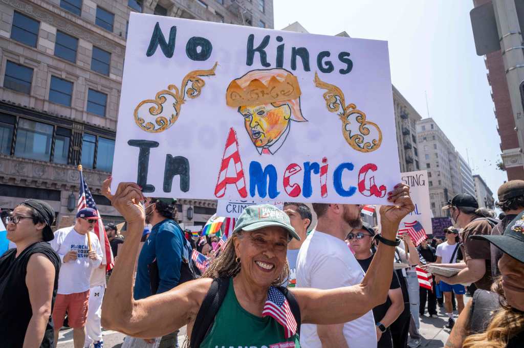 Manifestantes participan en la protesta nacional “No Reyes” contra el gobierno de Donald Trump, en el centro de Los Ángeles. La movilización coincidió con un desfile militar en Washington D. C. por el 79º cumpleaños del presidente. Decenas de miles de personas salieron a las calles en ciudades como Nueva York, Chicago, Filadelfia y Atlanta para denunciar lo que consideran un avance autoritario de su administración, en una jornada marcada además por el asesinato de una legisladora demócrata. (Foto, Prensa Libre: AFP)