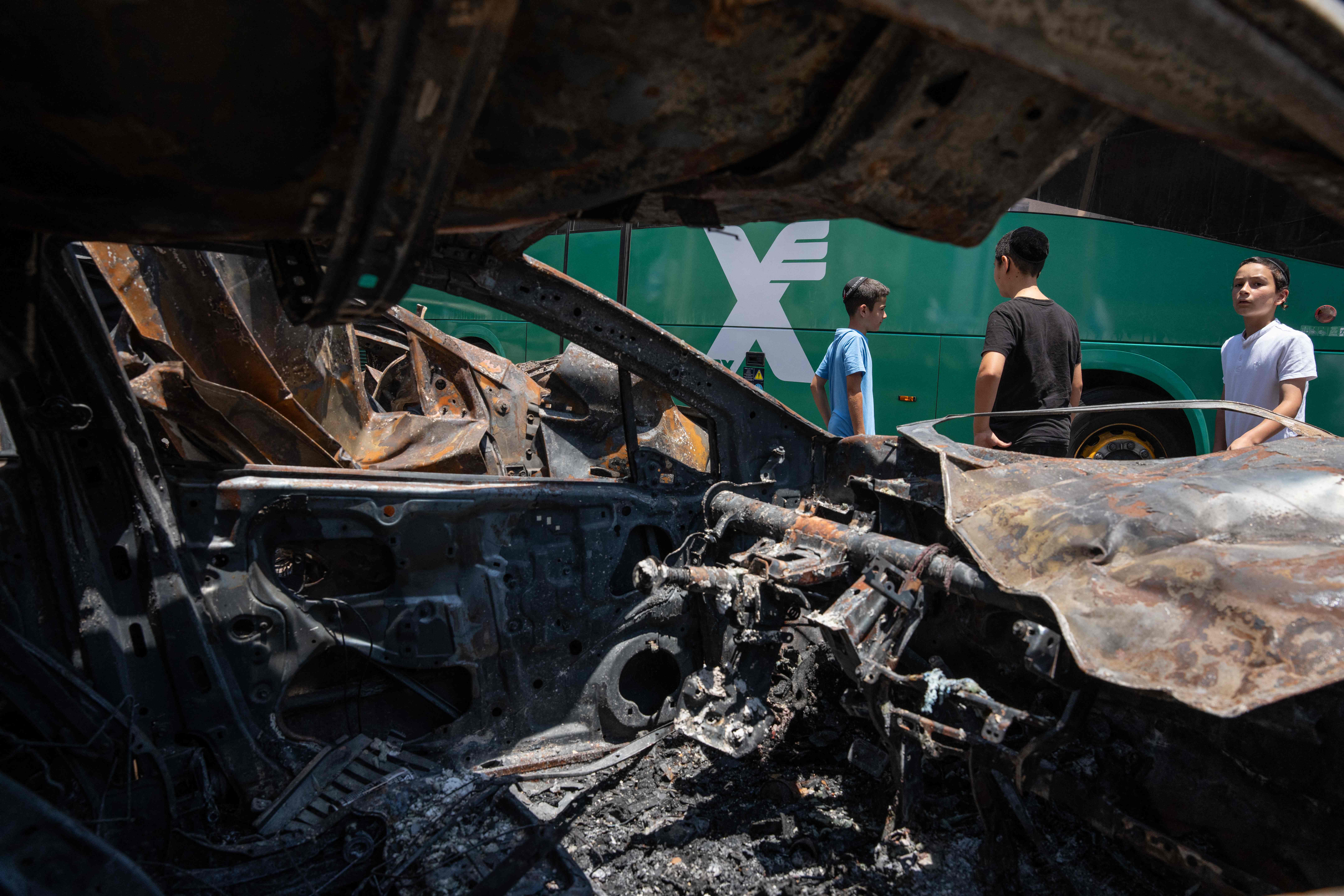 Este martes por la mañana, Irán lanzó entre 20 y 30 misiles contra Israel, y al menos uno impactó en un autobús vacío en el área metropolitana de Tel Aviv, sin causar heridos. (Foto Prensa Libre: AFP) 