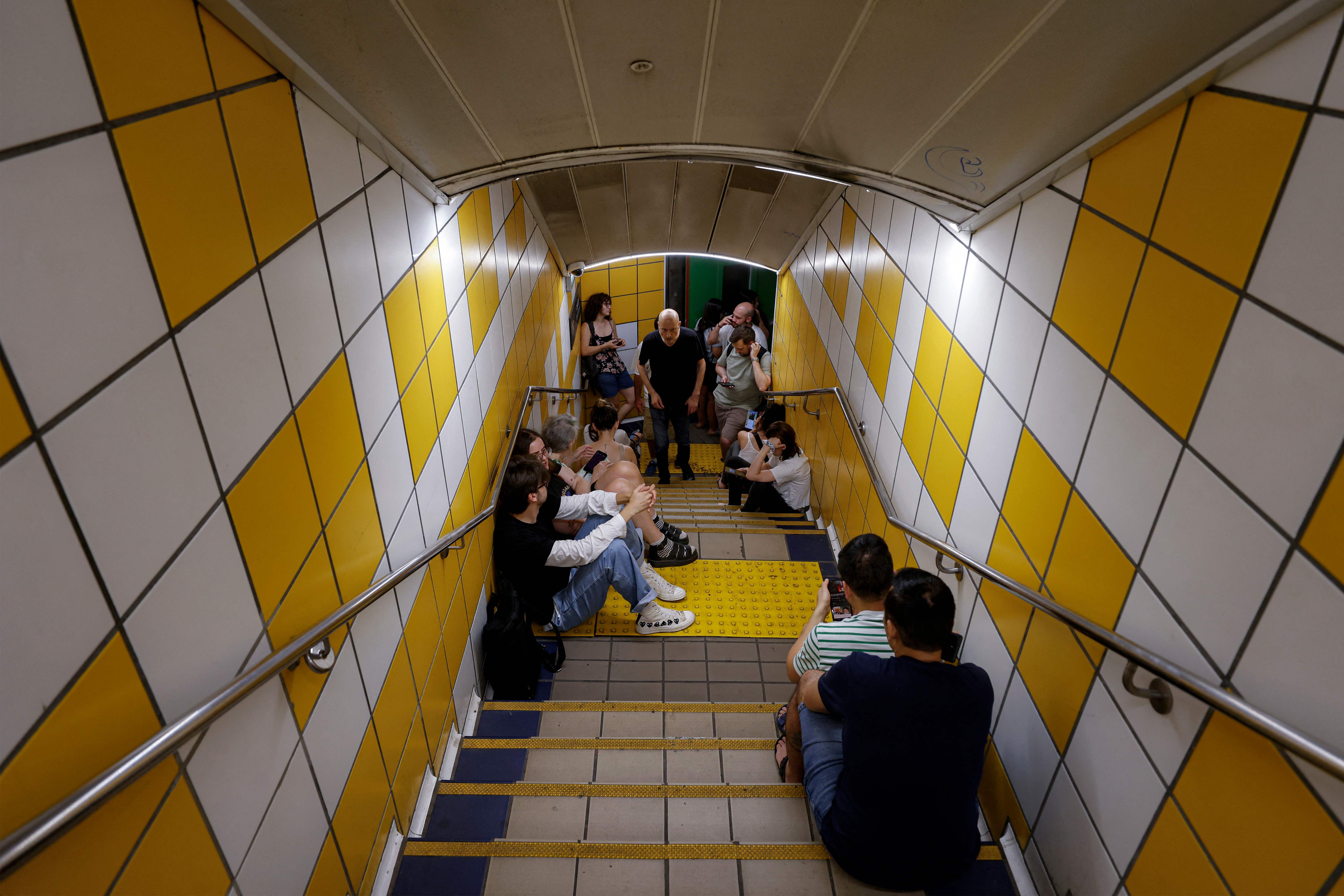 Pasar la noche fuera de casa no era un plan que tuvieran contempladas las personas al momento de escuchar las alarmas que se activaron por los ataques de Irán. (Foto Prensa Libre: AFP)