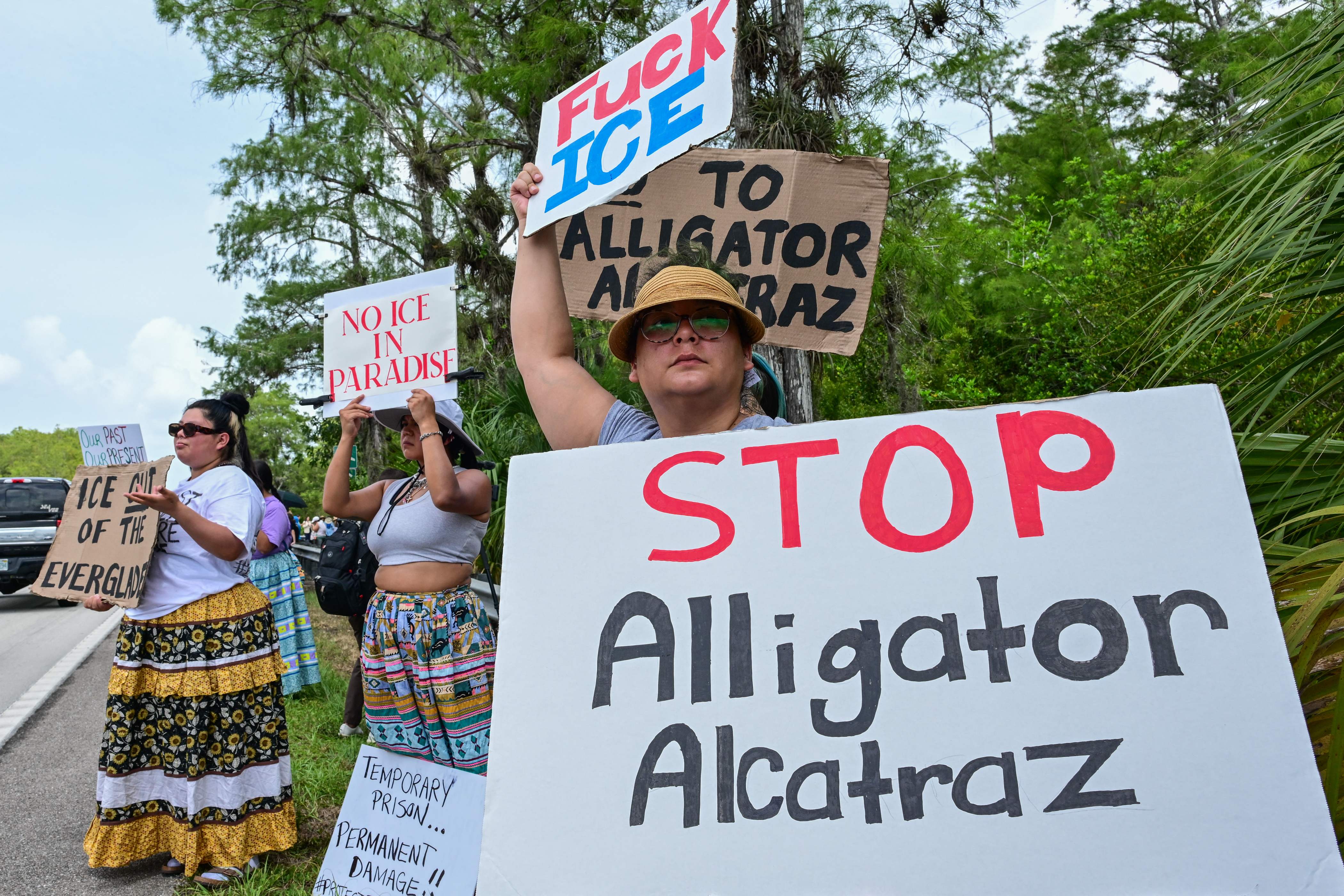 Manifestantes protestan contra la construcción del centro de detención para inmigrantes, conocido como "Alcatraz de los Caimanes". (Foto Prensa Libre: AFP)