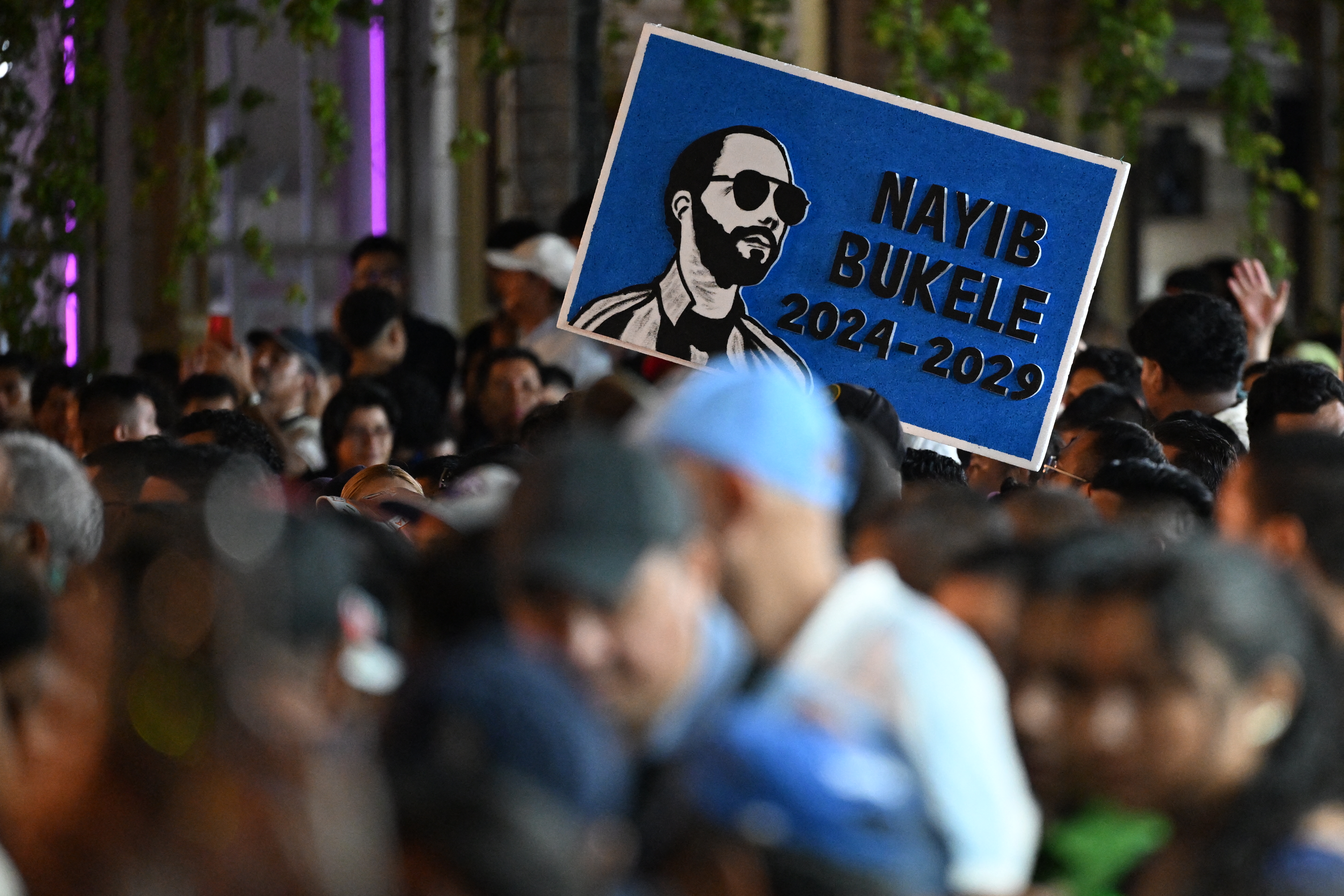 Foto de referencia. Partidarios del presidente Nayib Bukele esperan su discurso de aniversario al frente del poder en El Salvador, el 1 de junio de 2025. (Foto Prensa Libre: AFP)