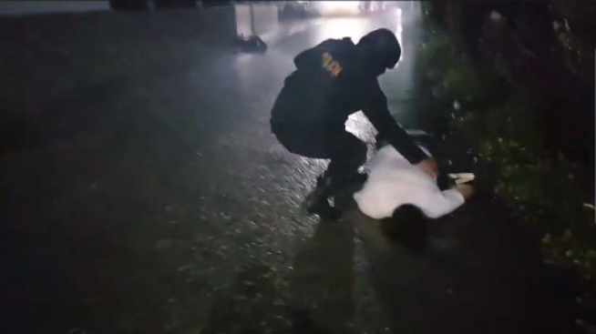 Medios locales han publicado videos en los que se observan momentos de tensión en el lugar. El hijo del periodista Francisco Amador, quien transmitía los acontecimientos, resulto herido. (Foto Prensa Libre: Captura de pantalla de video el Informador Veraz)