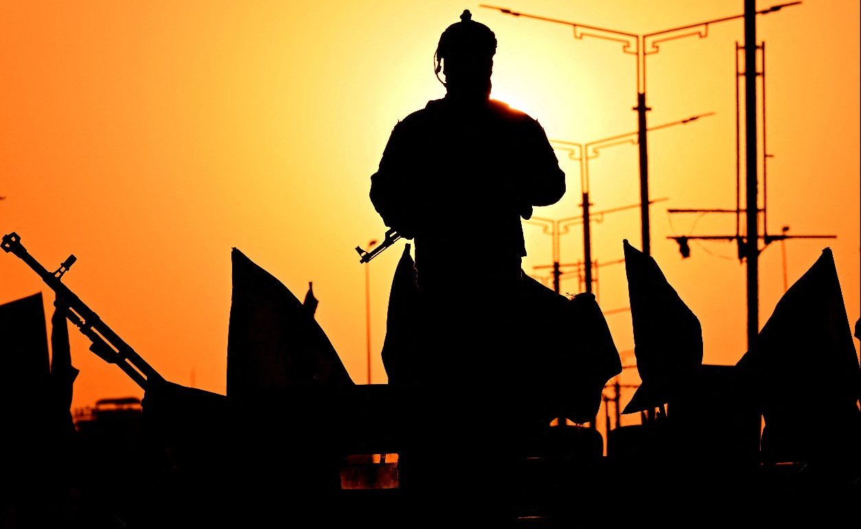 Un soldado iraquí monta guardia en la ciudad de Basora, durante una celebración por el alto al fuego entre Israel e Irán, este martes. (Foto Prensa Libre: AFP)