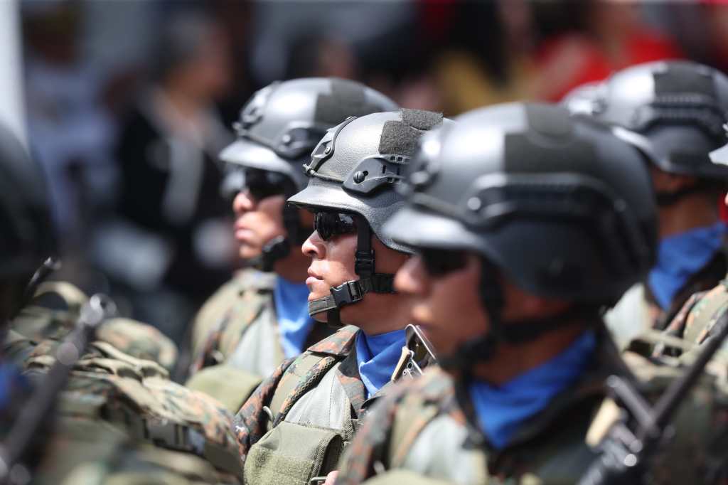 Soldados de la Fuerza de Tierra del Ejército avanzan en formación en el desfile militar en Ciudad de Guatemala.