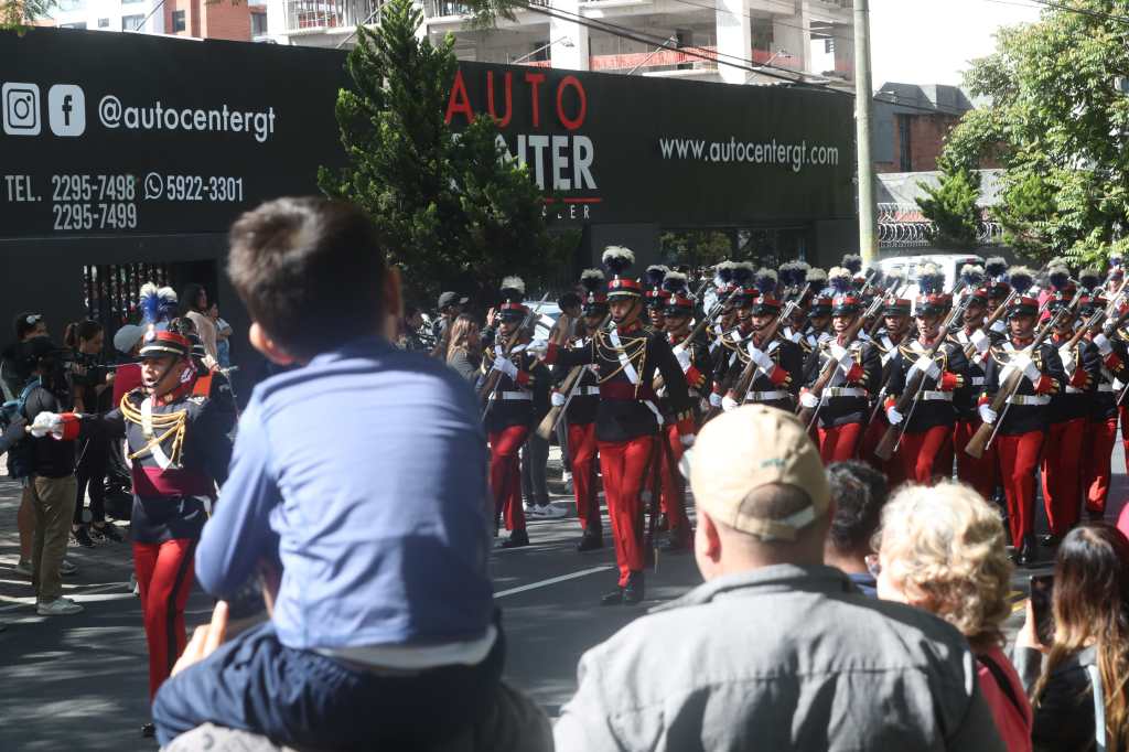 Público aplaude el paso de cadetes de la Escuela Politécnica durante el desfile por el aniversario del Ejército.