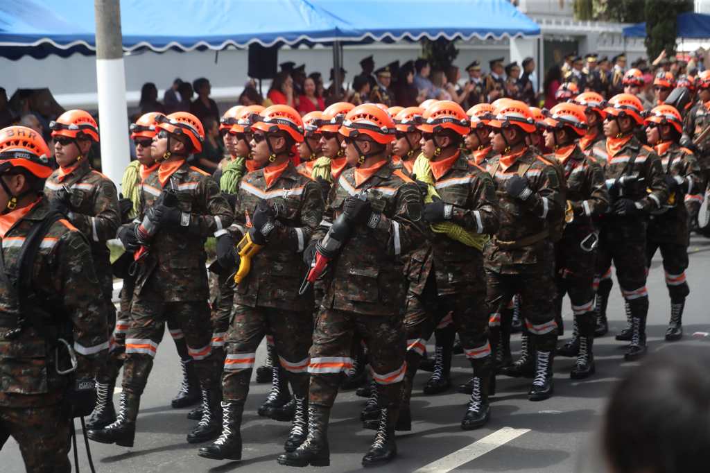 Miembros de la Brigada Humanitaria del Ejército desfilan con uniforme y equipo especializado durante la celebración del 154 aniversario.