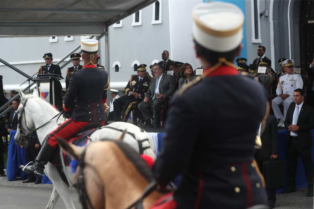 Cadetes de la Escuela Politécnica montan caballos durante el desfile militar frente a autoridades civiles y militares.