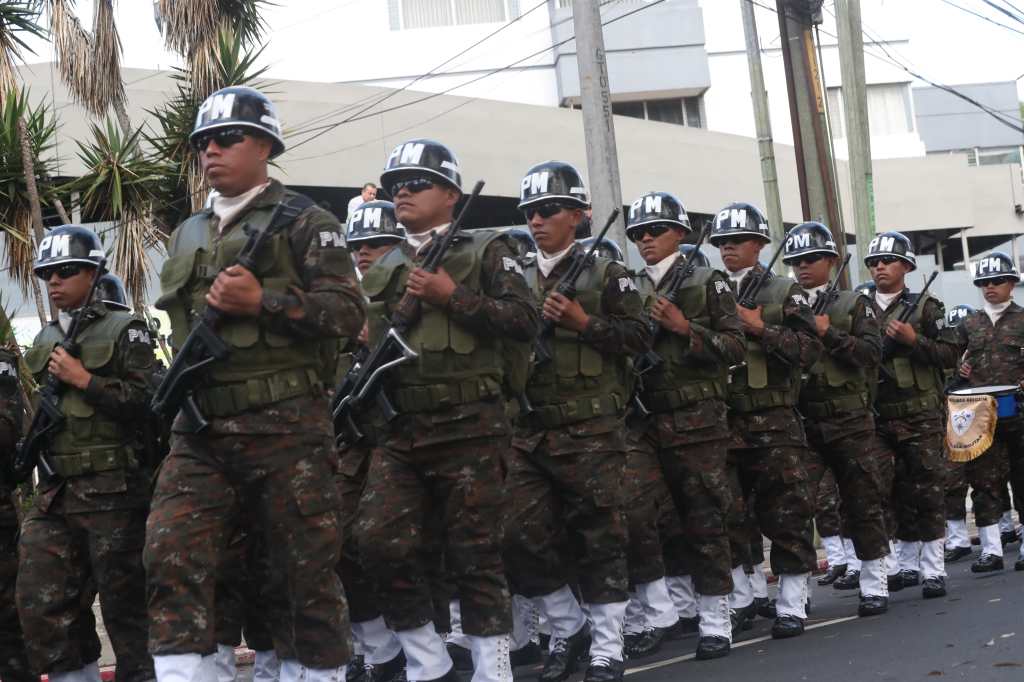Uniformados de la Policía Militar desfilan en formación con equipamiento táctico.