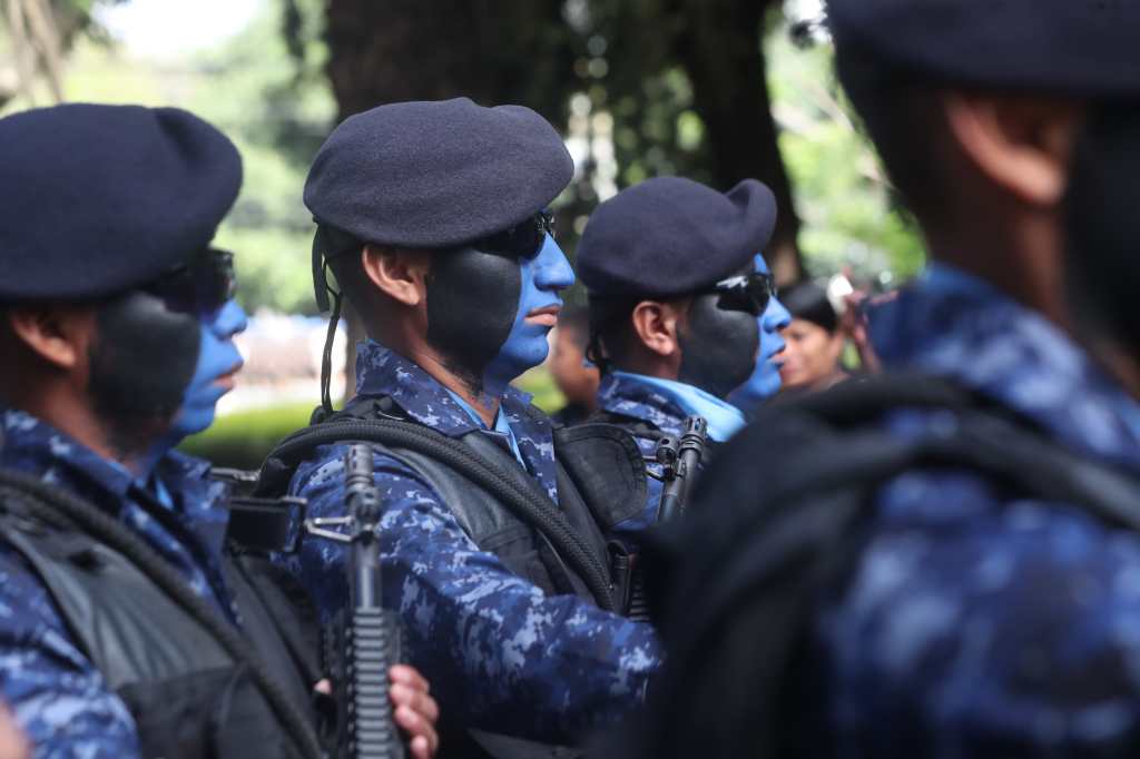 Elementos de la Fuerza de Mar del Ejército de Guatemala marchan uniformados durante el desfile oficial.