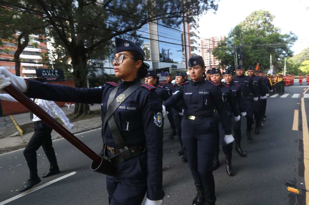 Integrantes femeninas de la Policía Nacional Civil desfilan uniformadas en el acto conmemorativo.