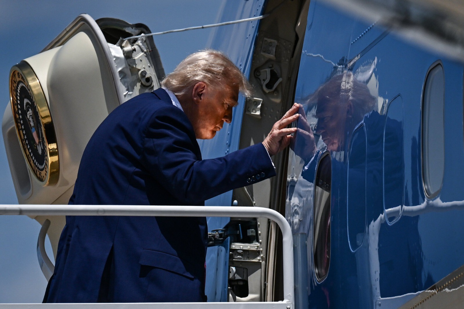 Donald Trump presidente de Estados Unidos subiendo a un avión
