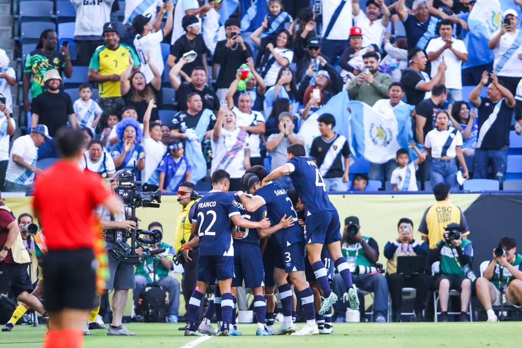 Guatemala celebra el gol de Óscar Santis. 