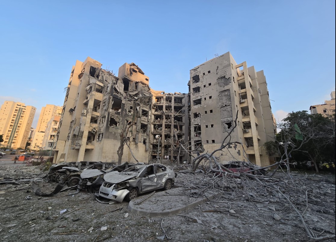 Daños en una zona israelí por el ataque de un misil iraní este martes, en Beersheba. (Foto Prensa Libre: EFE)