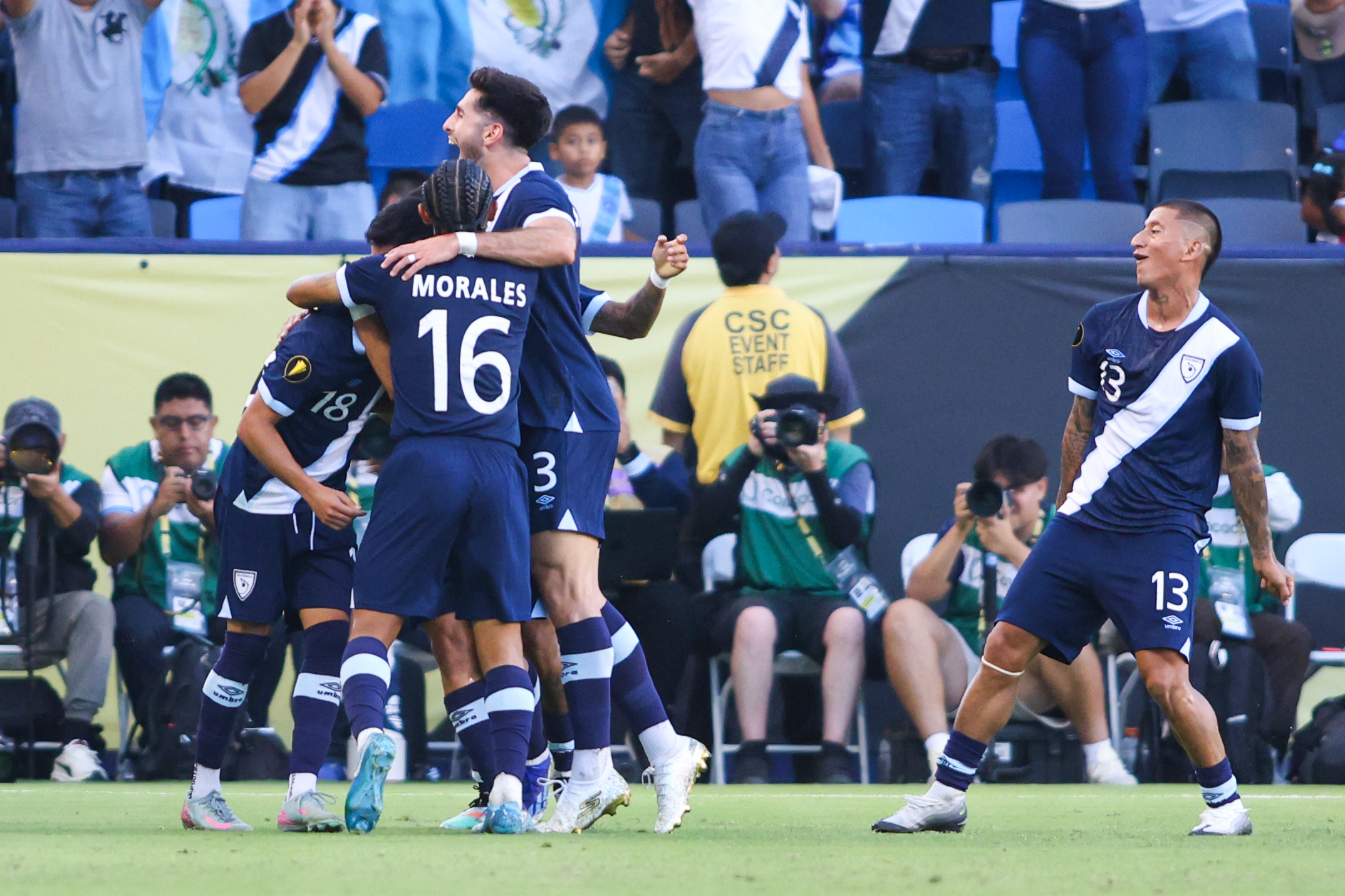 Jugadores de Guatemala celebran el gol ante Jamaica en la Copa Oro 2025.
