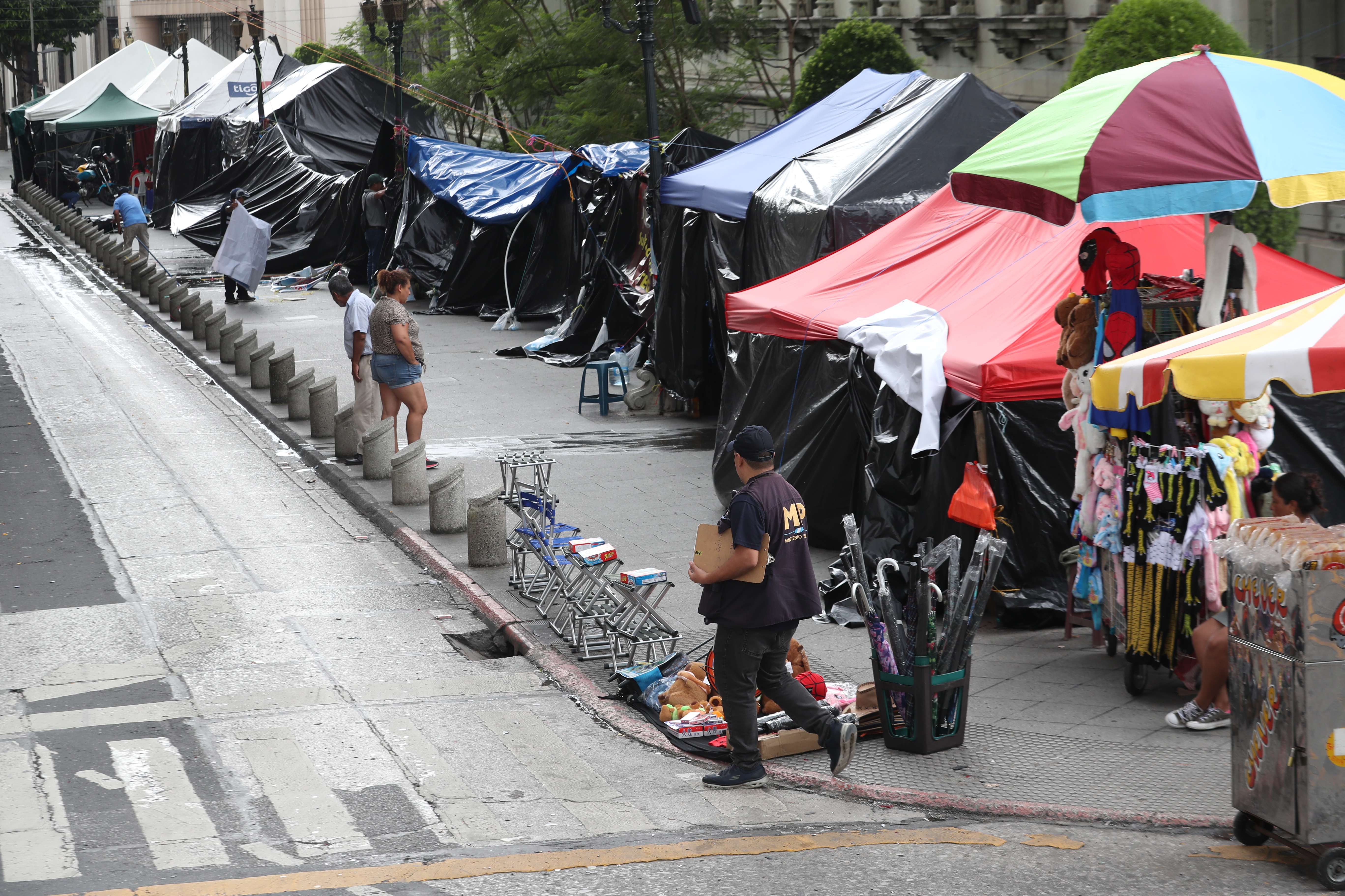 Ministerio Pblico hacen mediciones en el lugar donde se encuentran los Maestros del sindicato STEG permanecen en las instalaciones del parque de la Constitucin exigiendo al ministerio de educacin que arreglen las situaciones del pacto colectivo. 

Foto. Prensa Libre Erick Avila: 21/06/2025