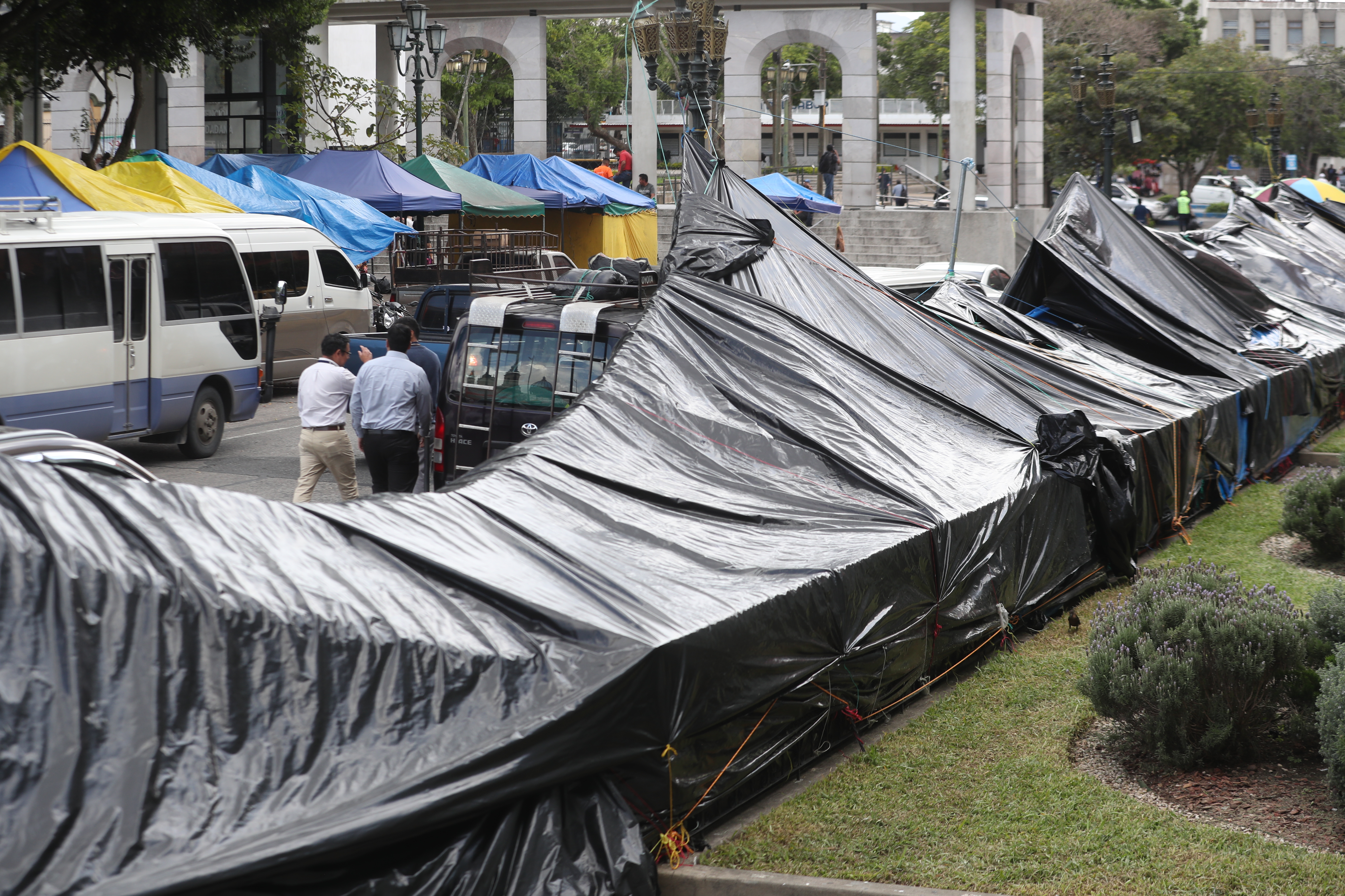 Maestros y sindicato STEG continuan en las afueras del palacio y plaza central en protesta exigiendo el pacto colectivo.

Foto. Prensa Libre Erick Avila: 24/06/2025
