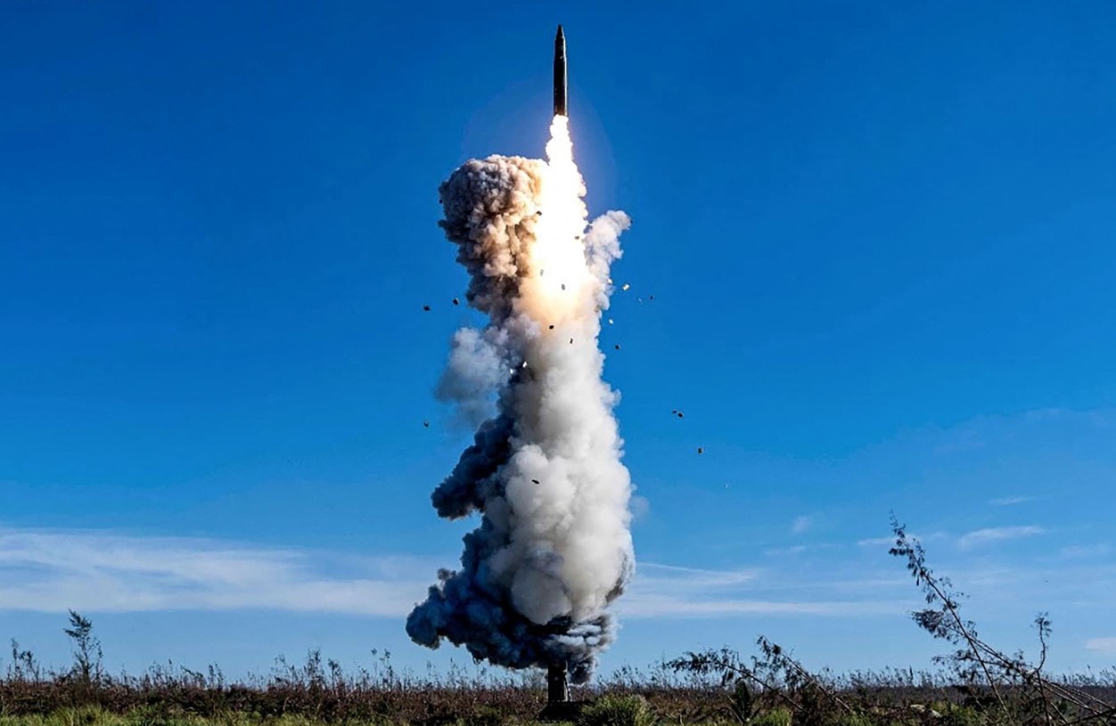 China lanza un misil balístico de prueba hacia el océano Pacífico. (Foto Prensa Libre: AFP)