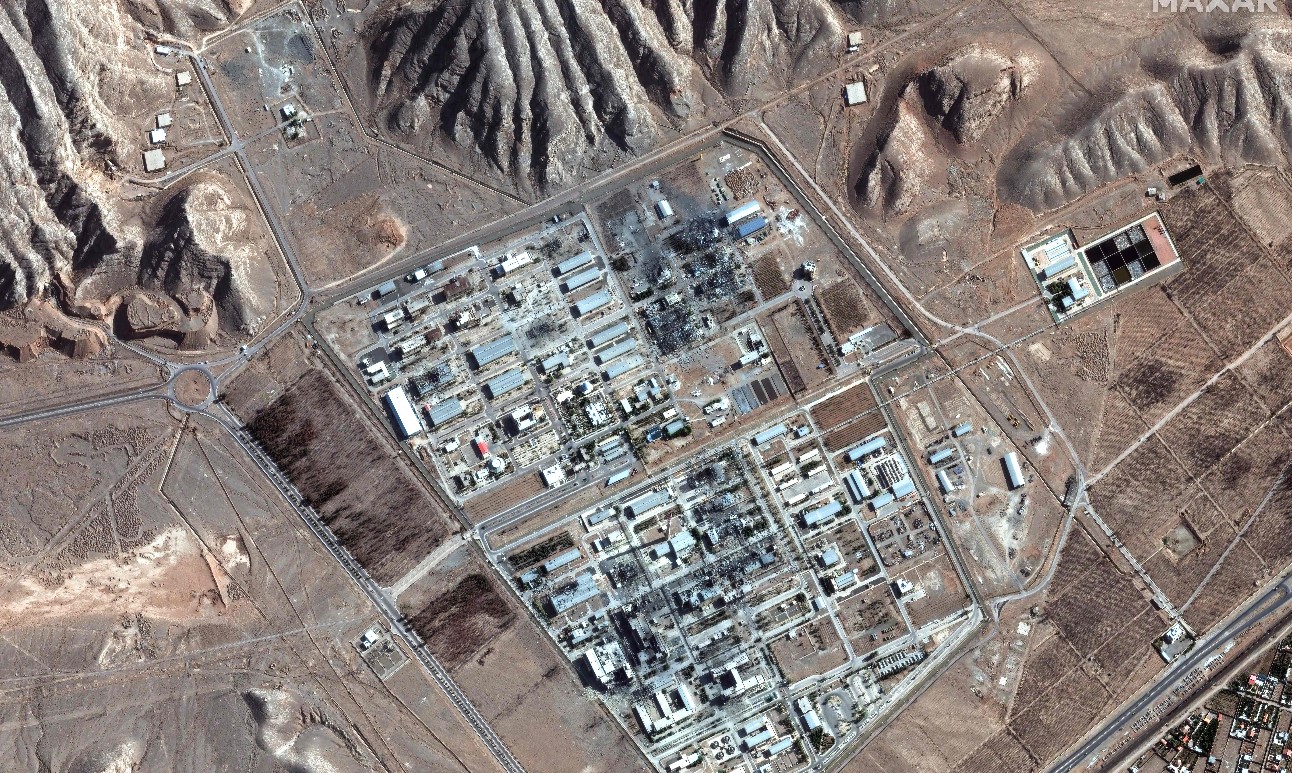 Una imagen satelital muestra daños parciales por bombardeos en la instalación de enriquecimiento nuclear en Isfahán, Irán. (Foto Prensa Libre: AFP)