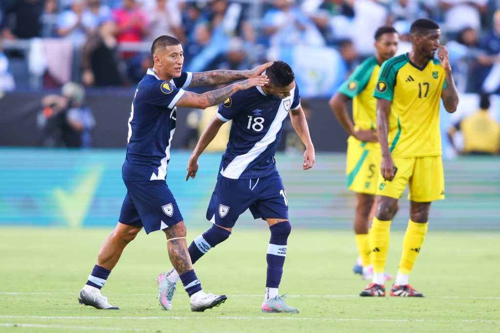 El guatemalteco Óscar Santis celebra un gol ante Jamaica.