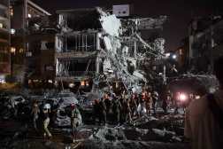 EDITORS NOTE: Graphic content / Israeli troops and first responders gather in an area hit by a missile fired from Iran, in Ramat Gan near Tel Aviv on June 13, 2025. Iran fired a barrage of ballistic missiles at Israel in a counter-strike in the evening on June 13, after an unprecedented onslaught hammered the Islamic republic's top military brass and targeted its nuclear facilities and bases. (Photo by Jack GUEZ / AFP)
