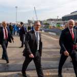 El Primer Ministro Keir Starmer (centro) camina junto a un submarino de propulsión nuclear de la Marina Real Británica en un astillero de Barrow-in-Furness, Inglaterra, en marzo último. (Foto Prensa Libre: Andrew Testa para The New York Times)