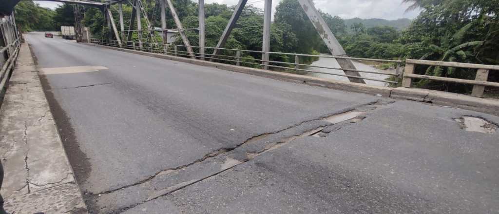 La rodadura del puente Motagua, entre Río Hondo y Zacapa, presenta baches.
