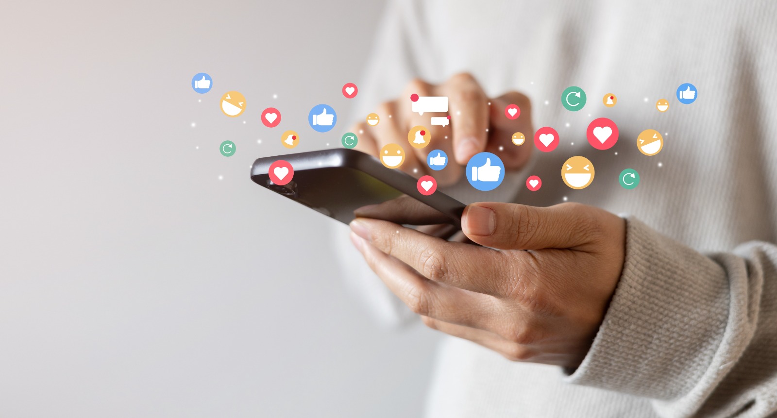 Hombre adulto sostiene el teléfono inteligente y utiliza la aplicación de la red de redes sociales para comprobar un nuevo Comentarios o interactivo con personas o amigos por chat de respuesta o enviar emoticono para reaccionar sensación y concepto de momento