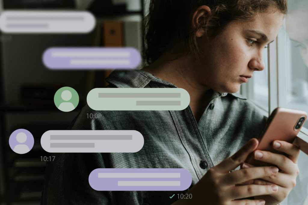 Adolescente acosada a través de las redes sociales. Adolescente recibiendo mensajes negativos en su teléfono. Intimidación de los trolls en las redes sociales. Concepto de concienciación sobre la salud mental.