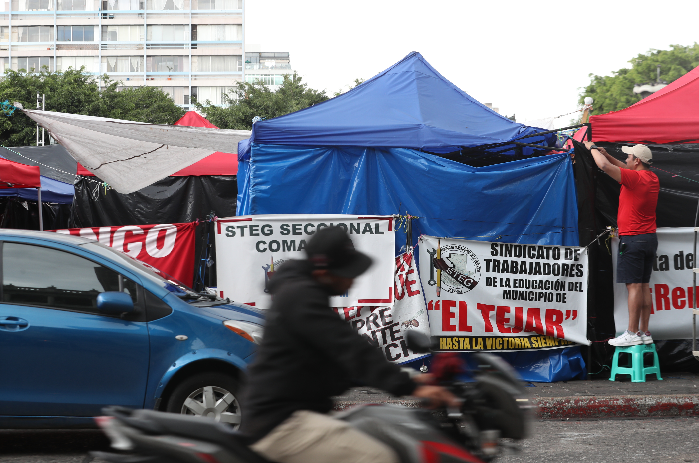 Maestros del sindicato STEG permanecen en la Plaza de la Constitución exigiendo una serie de demandas al Ministerio de Educación. (Foto Prensa Libre: Erick Ávila) 