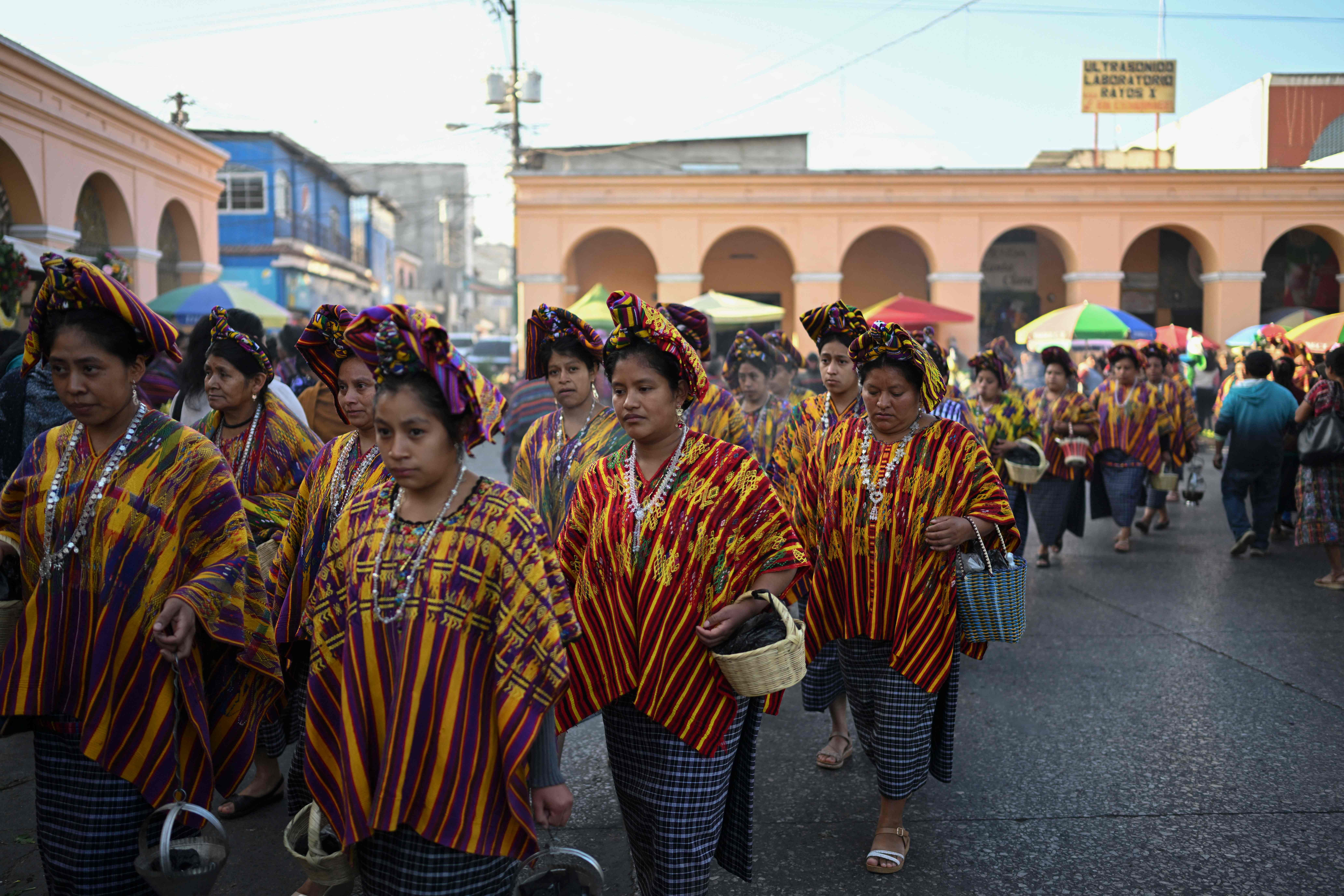 Imagen de la iglesia Juan Bautista en San Juan Sacatepéquez, Guatemala, un recinto católico ubicado en uno de los municipios que guarda fervientemente esta tradición. (Foto Prensa Libre: AFP)