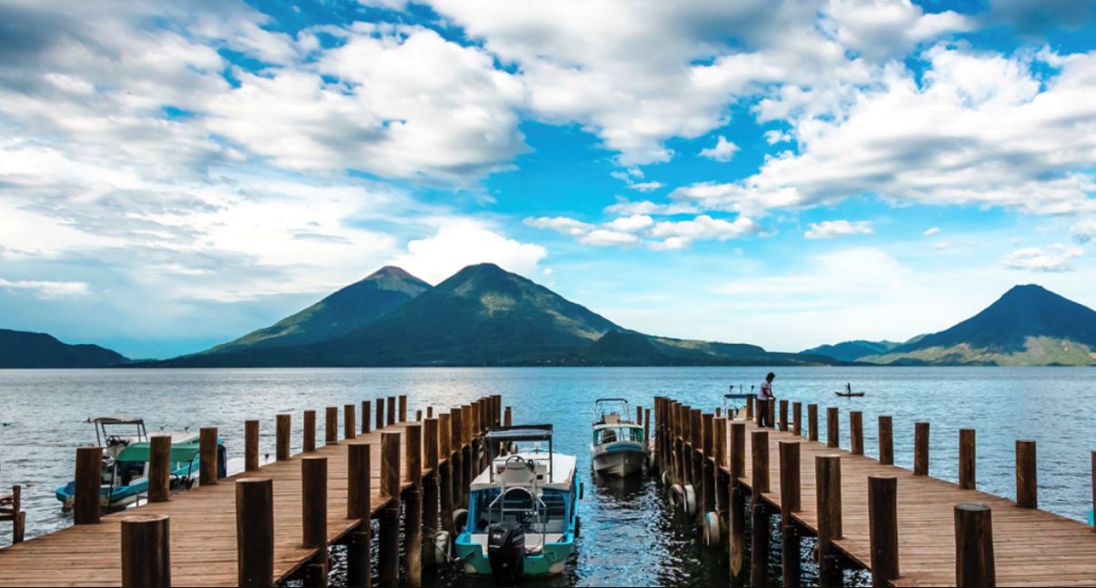 Turismo Atitlán vista de un muelle en el Lago de Atitlán, Sololá