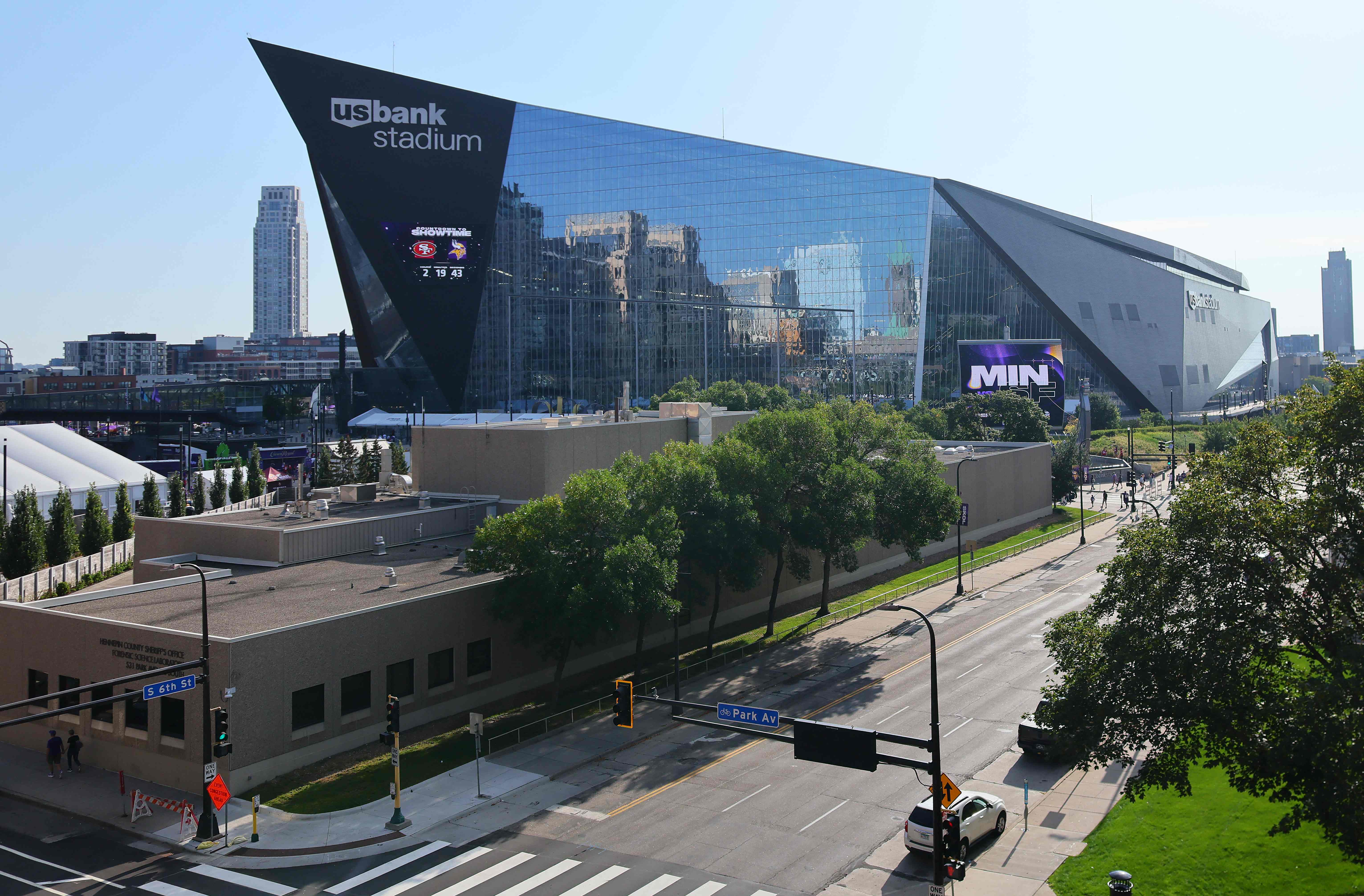MINNEAPOLIS, MINNESOTA - SEPTEMBER 15: A general view of U.S. Bank Stadium prior to a game between the Minnesota Vikings and the San Francisco 49ers on September 15, 2024 in Minneapolis, Minnesota.   Adam Bettcher/Getty Images/AFP (Photo by Adam Bettcher / GETTY IMAGES NORTH AMERICA / Getty Images via AFP)
