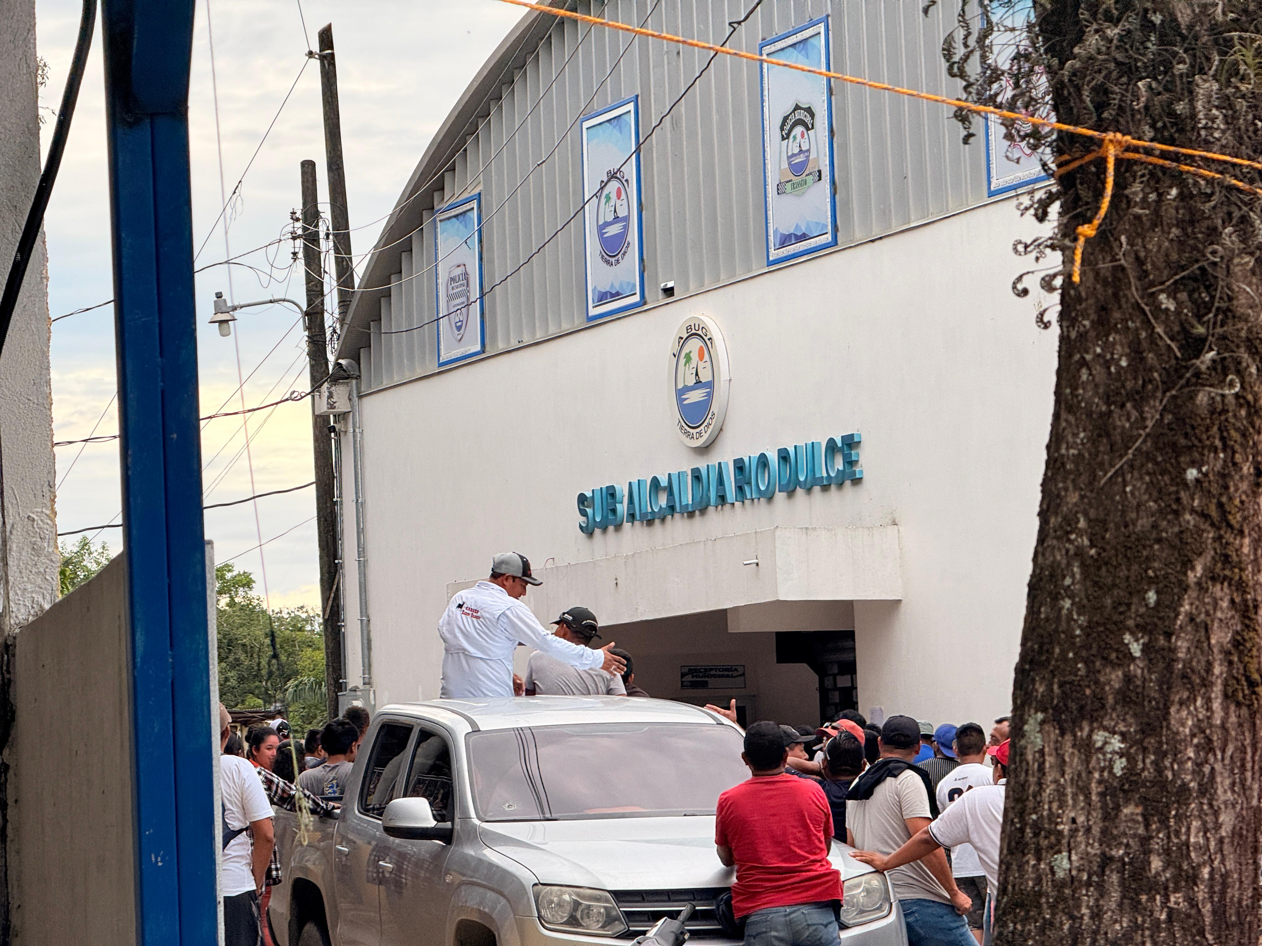 La situación es tensa frente a la sub alcaldía de Río Dulce, manifestantes no dejan transitar a pobladores con normalidad. (Foto Prensa Libre: Joseph Domínguez) 