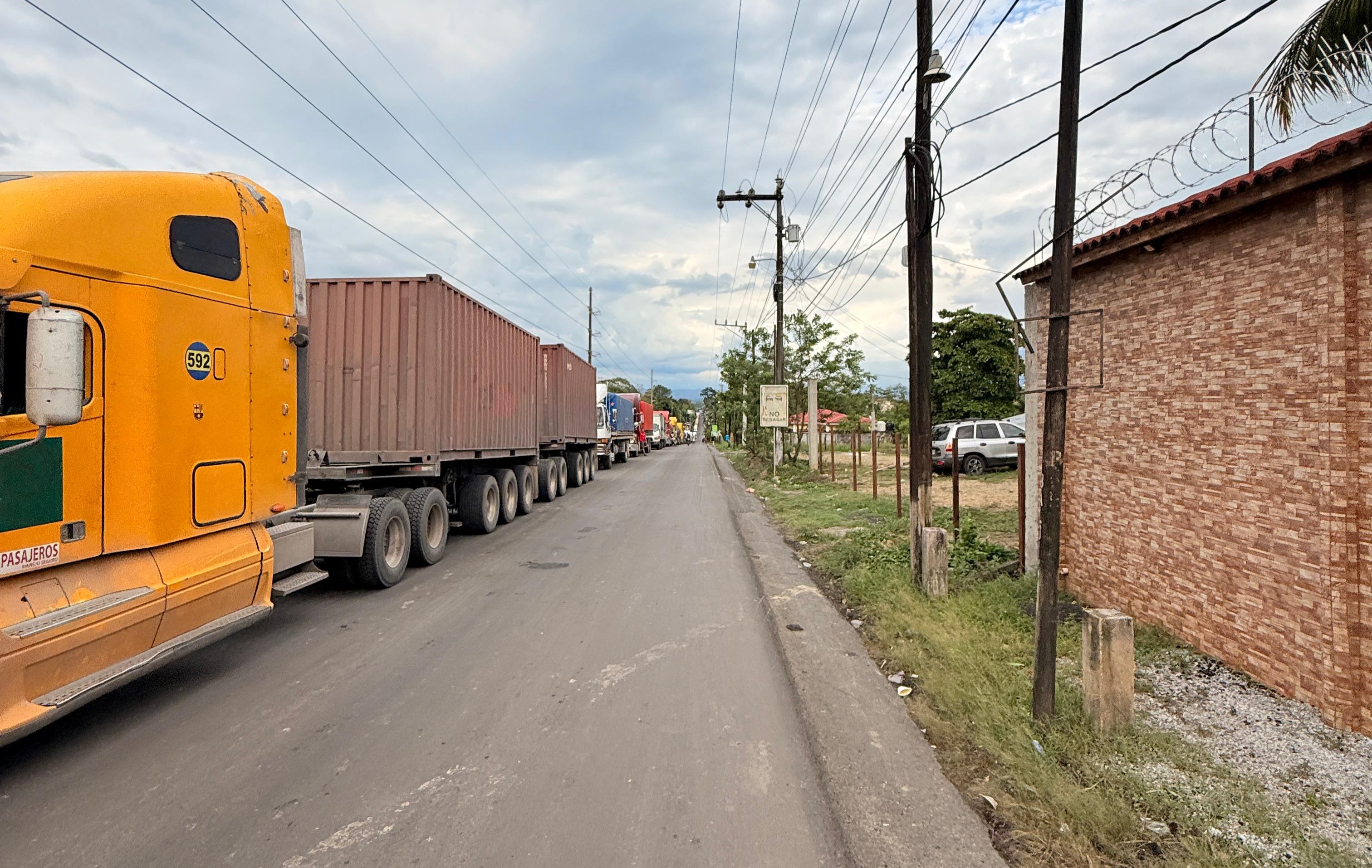 30 kilómetros de tráfico proveniente de Petén e Izabal se ha paralizado por completo durante varios días. (Foto Prensa Libre: Joseph Domínguez)