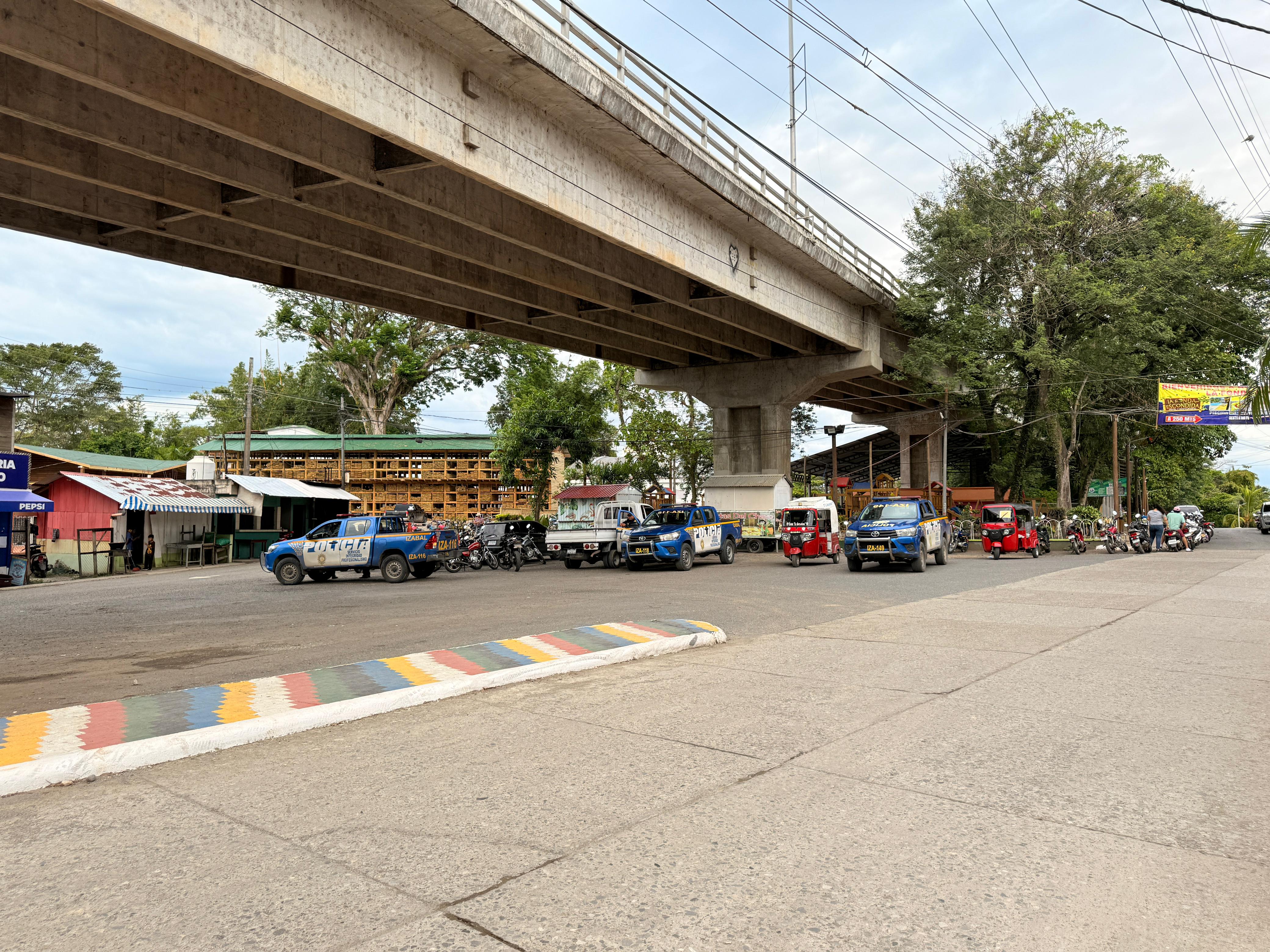 Las manifestaciones bloquean el paso de vehículos en el kilómetro 279.5 de la ruta CA-13, la dirección general de Protección y Seguridad Vial, indicó en su reporte que el bloqueo comenzó el 16 de junio en el referido kilómetro. (Foto Prensa Libre: Joseph Domínguez)