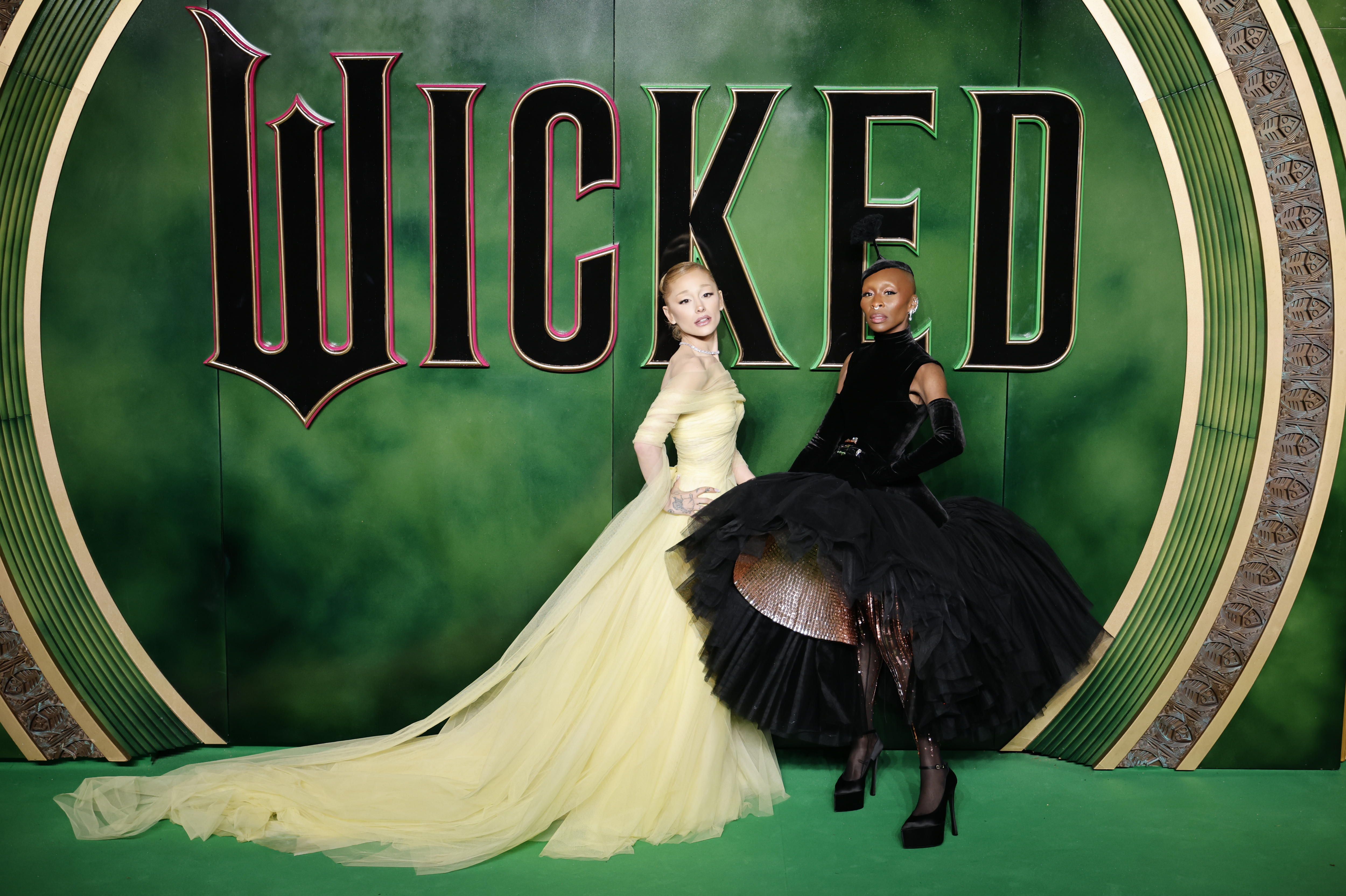 Ariana Grande (izquierda) y Cynthia Erivo protagonizan el nuevo fenómeno cinematográfico 'Wicked'. EFE/EPA/TOLGA AKMEN