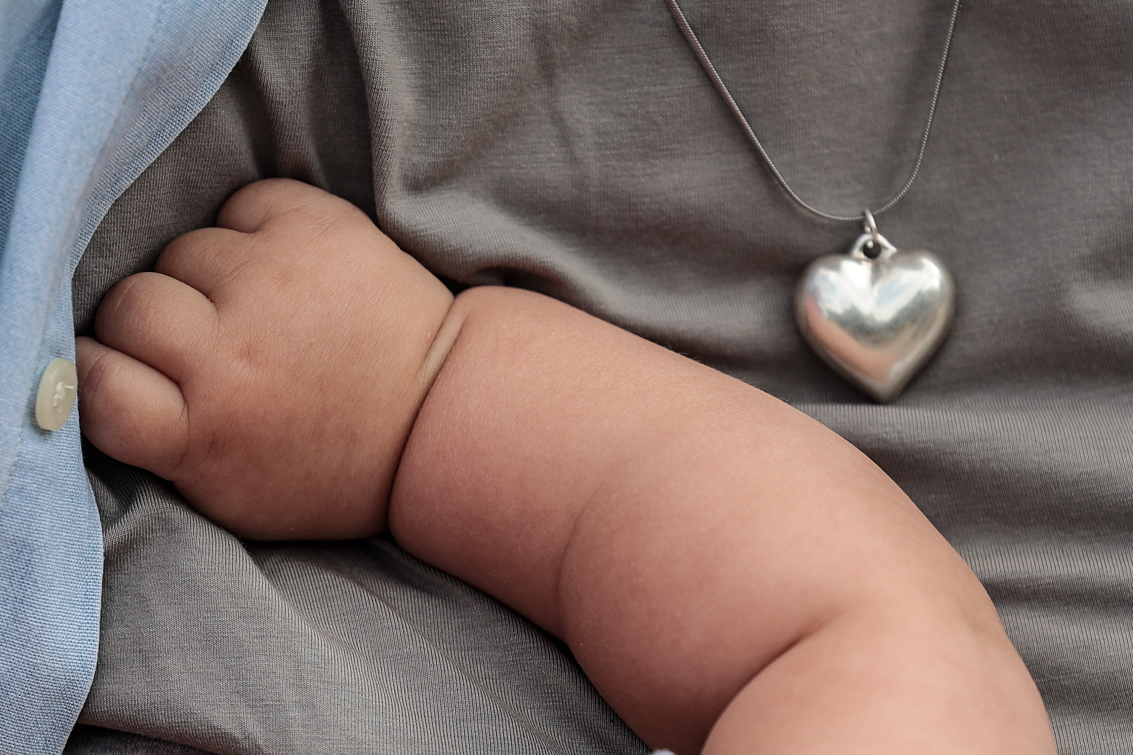 ACOMPAÑA CRÓNICA: ARGENTINA RUSIA***AME8943. BUENOS AIRES (ARGENTINA), 01/03/2023.- Marina Morunova amamanta a su hija el 24 de febrero de 2023 en un parque de Buenos Aires (Argentina). Georgy Eliseev y Marina Morunova no paran de sonreír. Acompañados de Uliyana, su bebé de seis meses, este matrimonio de rusos irradia felicidad por los cuatro costados, encantados de vivir en un país, Argentina, que está repleto de personas "muy abiertas de mente" y "muy amables". EFE/Juan Ignacio Roncoroni