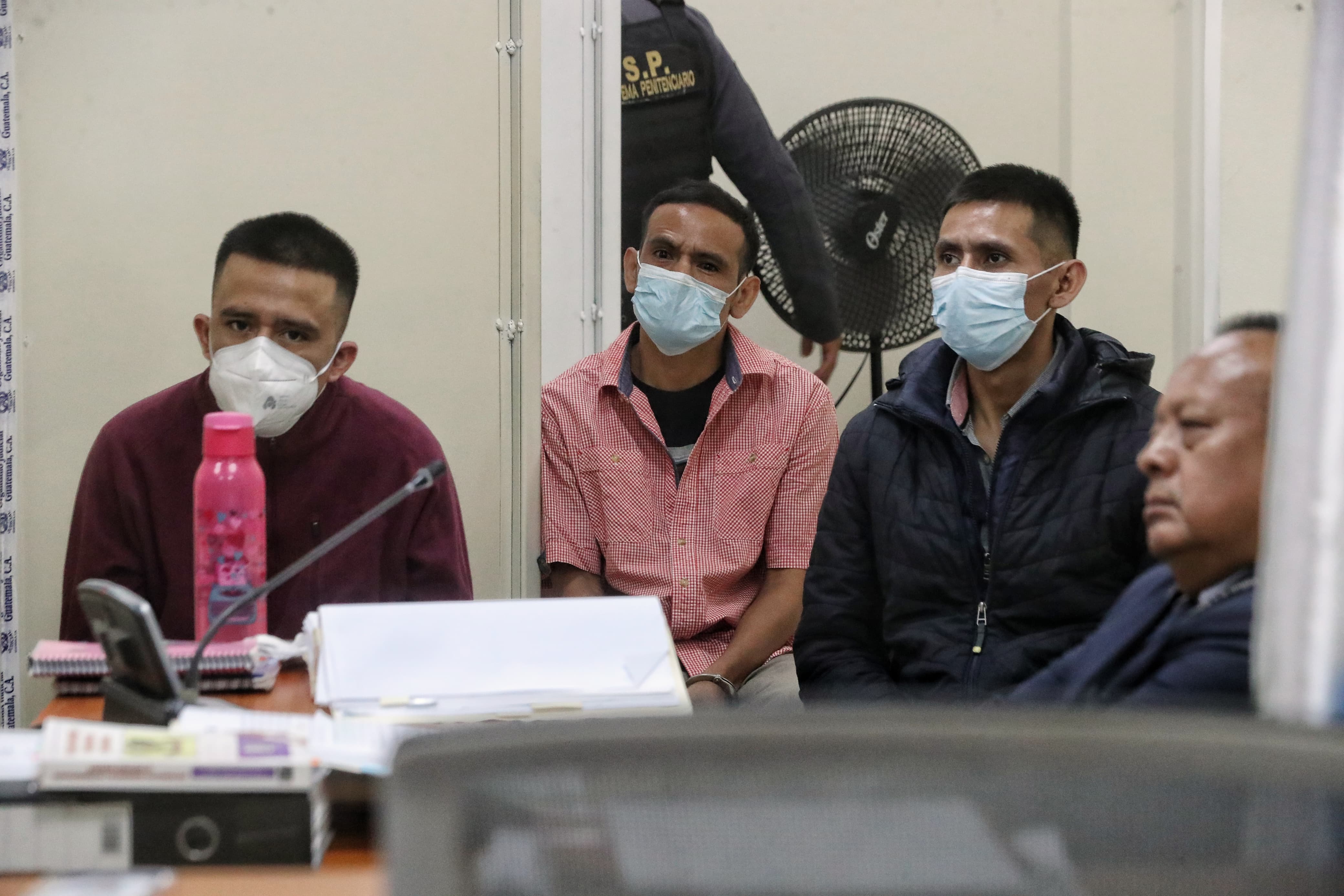 Los hermanos Chamalé acuden a la sala de audiencia del Tribunal Segundo de Sentencia Penal de delitos de Femicidio y otras formas de violencia contra la mujer y violencia sexual para el inicio del debate. (Foto Prensa Libre: Byron Baiza)