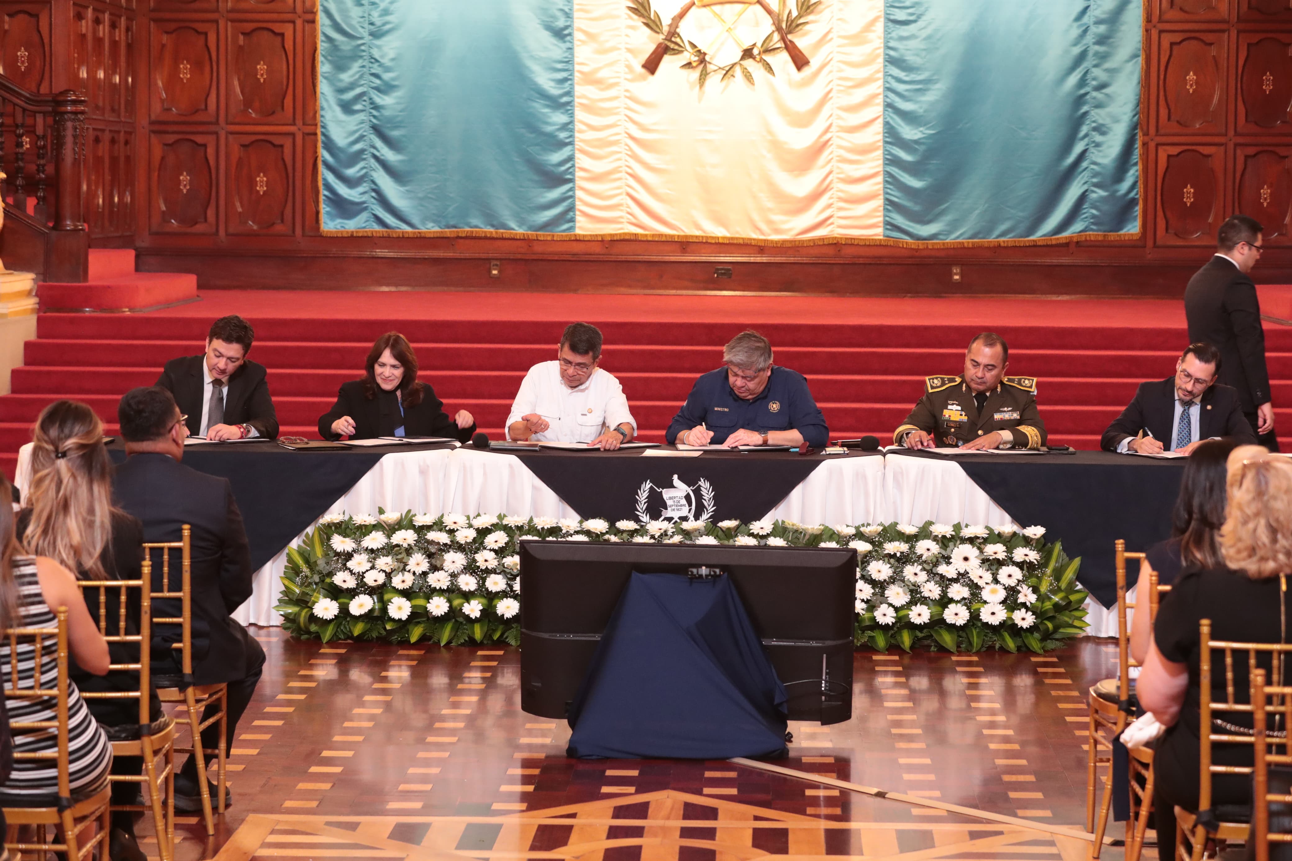 Autoridades del Gobierno firman un convenio de cooperación para la aplicación del Programa Nacional de Aviación Civil. (Foto Prensa Libre: Esbin García)