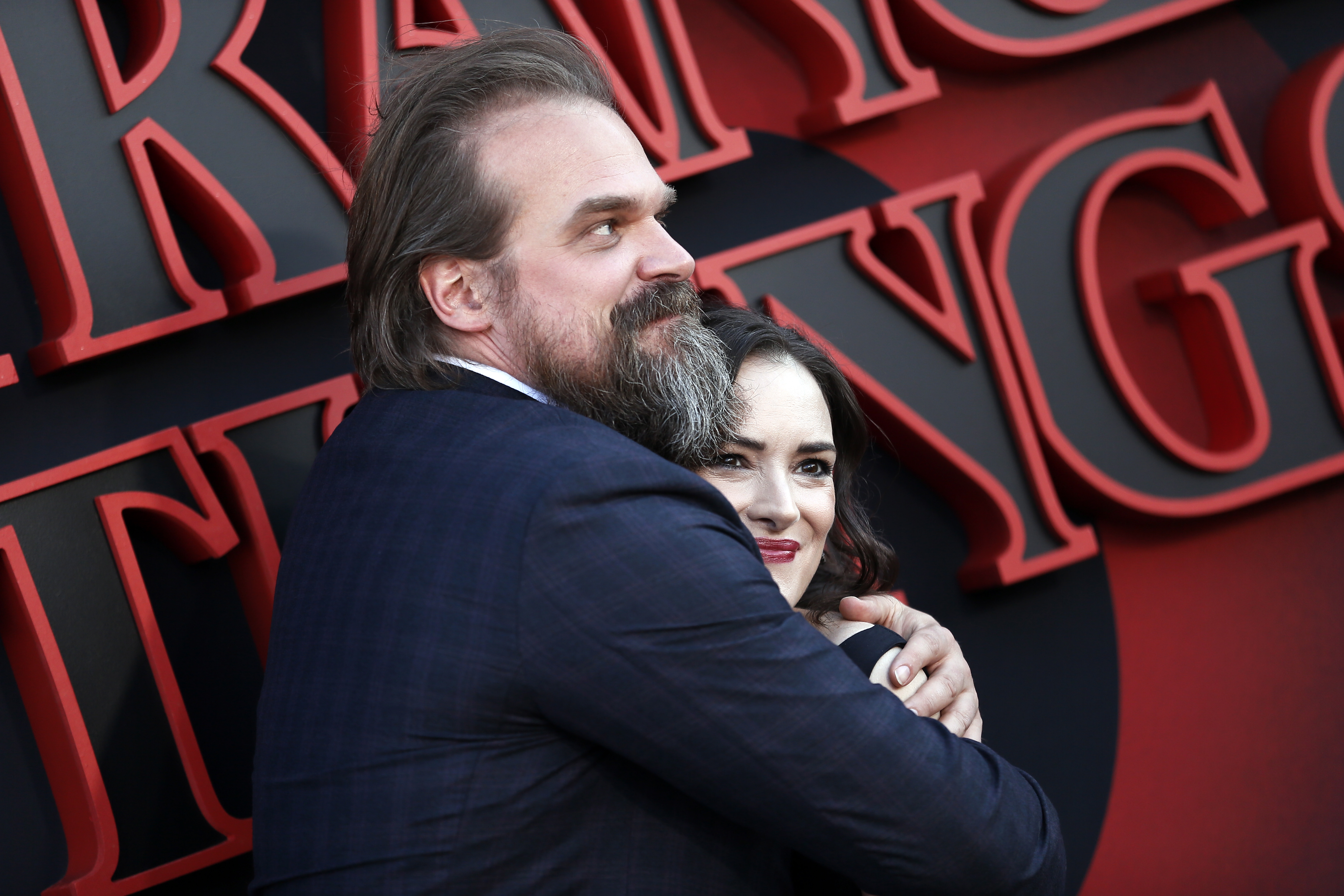 Foto de archivo que muestra a la actriz estadounidense Winona Ryder (d) y el actor David Harbour, parte del elenco de la serie de Netflix 'Stranger Things'. EFE/EPA/ETIENNE LAURENT