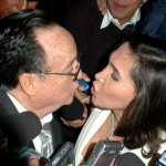 MEX01 - CIUDAD DE MEXICO (MEXICO) 20/11/04.- El actor escritor y productor mexicano, Roberto Gómez Bolaños (izq) intérprete y creador de 'Chespirito' y del 'Chavo del Ocho', se casó anoche con su compañera, la actriz Florinda Meza (der) 'Doña Florinda', tras 27 años de relación sentimental. Gomez Bolaños y Meza, se conocieron hace más de 30 años, cuando ésta se incorporo al equipo del actor y productor, para interpretar a 'Doña Florinda', la novia del profesor 'Jirafales' y mamá de 'Kiko' en dicho programa. EFE/Armando Mota