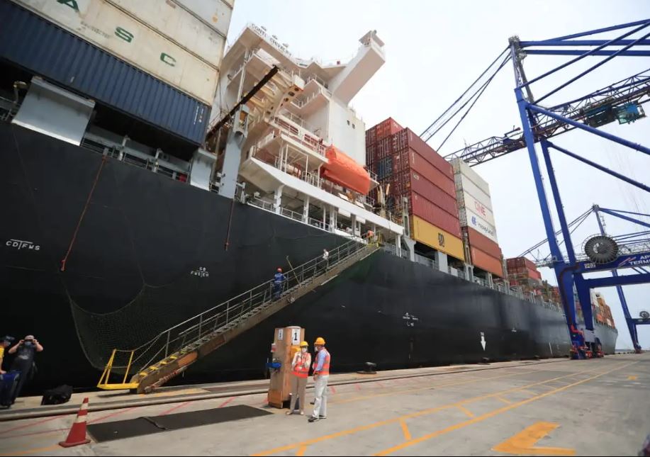 vista de contenedores en puerto y buque