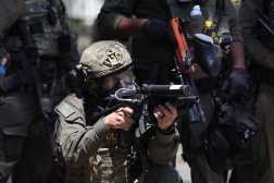 PARAMOUNT (United States), 08/06/2025.- A federal agent points their projectile gun at protesters during a clash near a Home Depot after a raid was conducted by Immigration and Customs Enforcement (ICE) in Paramount, California, USA, 07 June 2025. This comes the day after federal immigration authorities arrested more than 40 people across Los Angeles, as protesters gathered outside a federal detention center. (Protestas) EFE/EPA/ALLISON DINNER