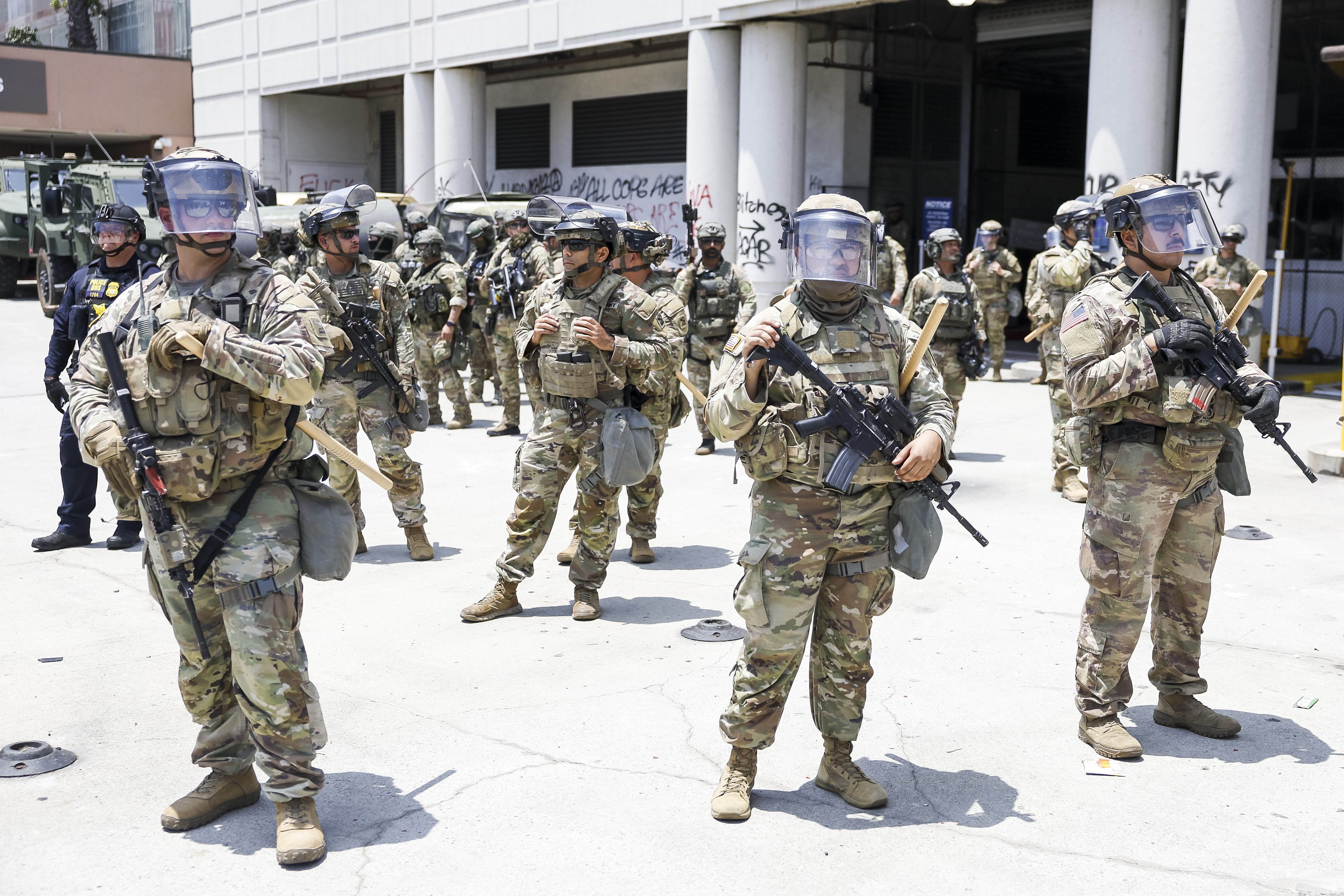El presidente estadounidense, Donald Trump, desplegó 2.000 soldados el 7 de junio para controlar la escalada de protestas contra las redadas de inmigración en el área de Los Ángeles, una medida que el gobernador del estado calificó de "intencionadamente incendiaria". (Foto Prensa Libre: EFE). 