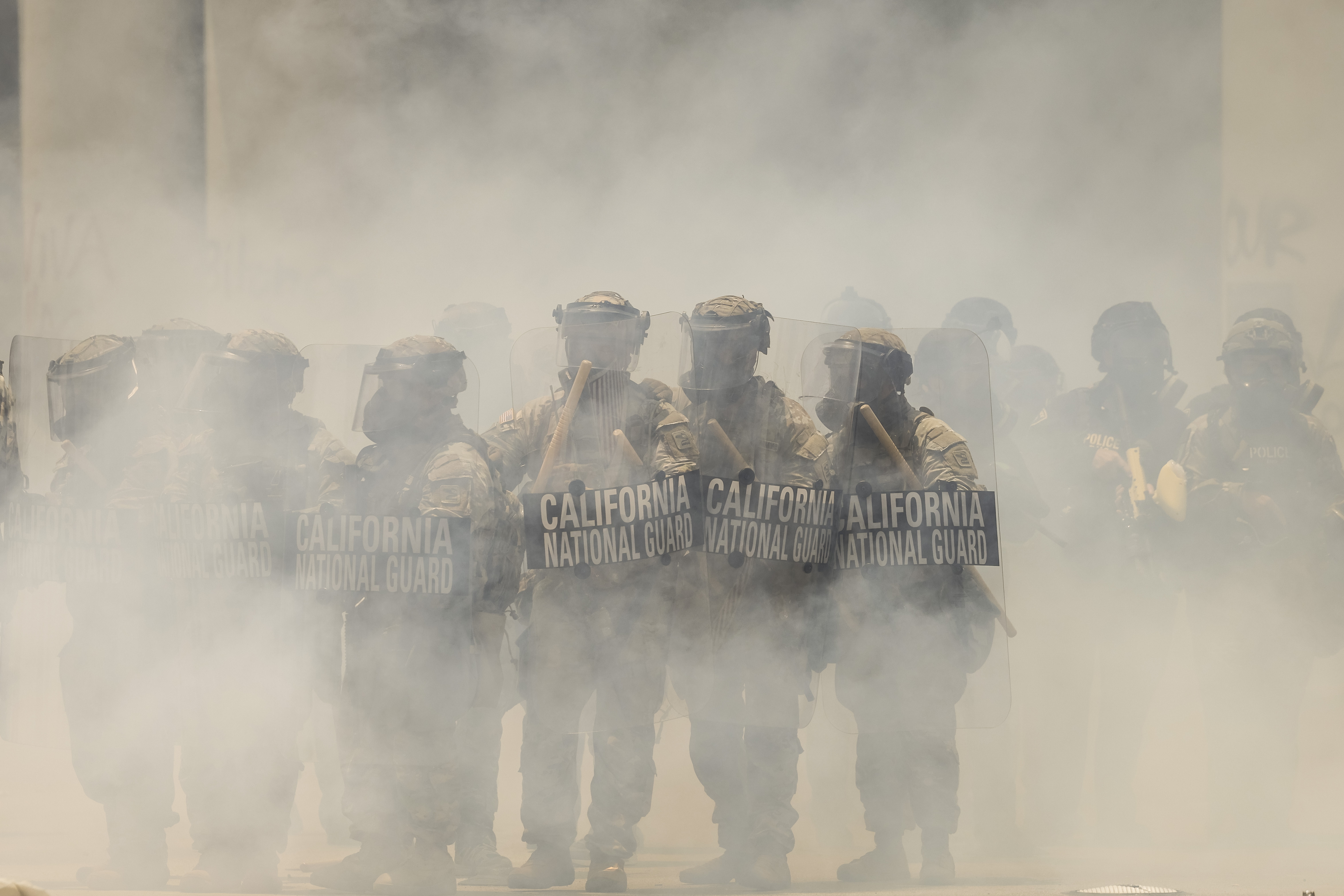 Trump firmó la noche del sábado un memorando "para el despliegue de 2.000 efectivos de la Guardia Nacional para controlar la anarquía que dejaron arraigarse", dijo en un comunicado la secretaria de prensa de la Casa Blanca, Karoline Leavitt. (Foto Prensa Libre: EFE)